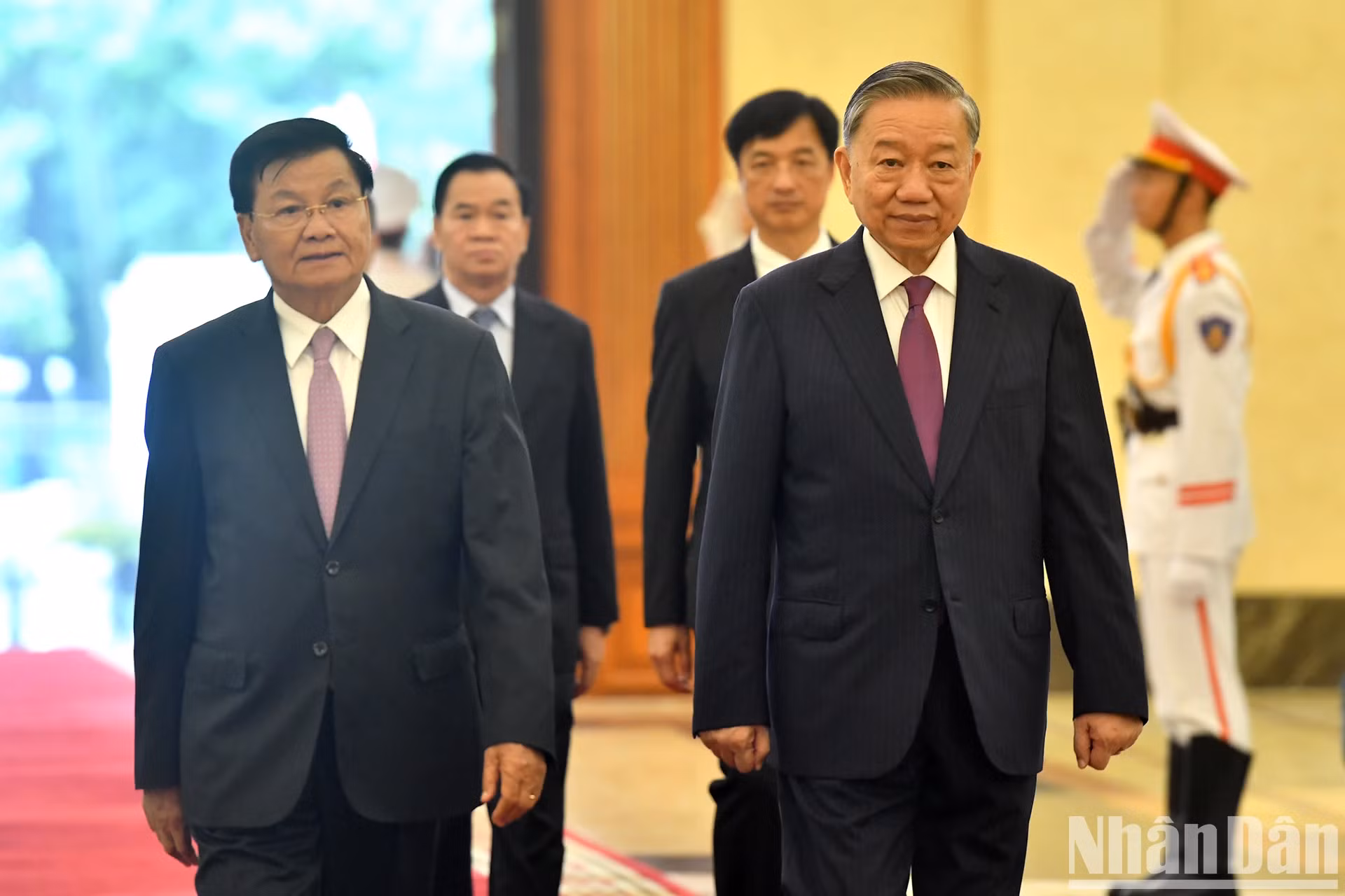 越共中央总书记、国家主席苏林同老挝人民革命党中央总书记、国家主席通伦·西苏里抵达越共中央总部。