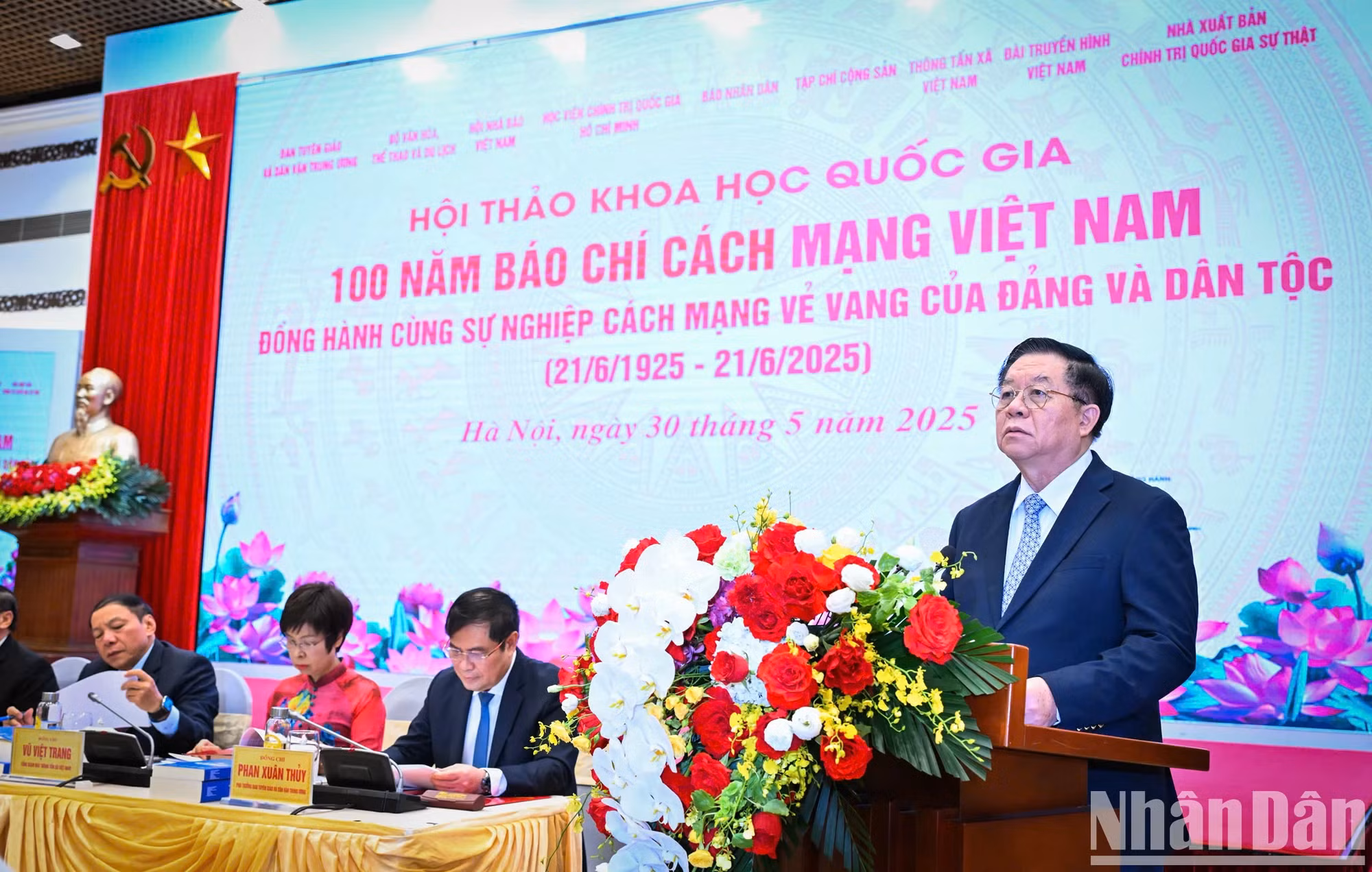 越共中央政治局委员、中央书记处书记、中央宣教与民运部部长阮重义发表讲话。