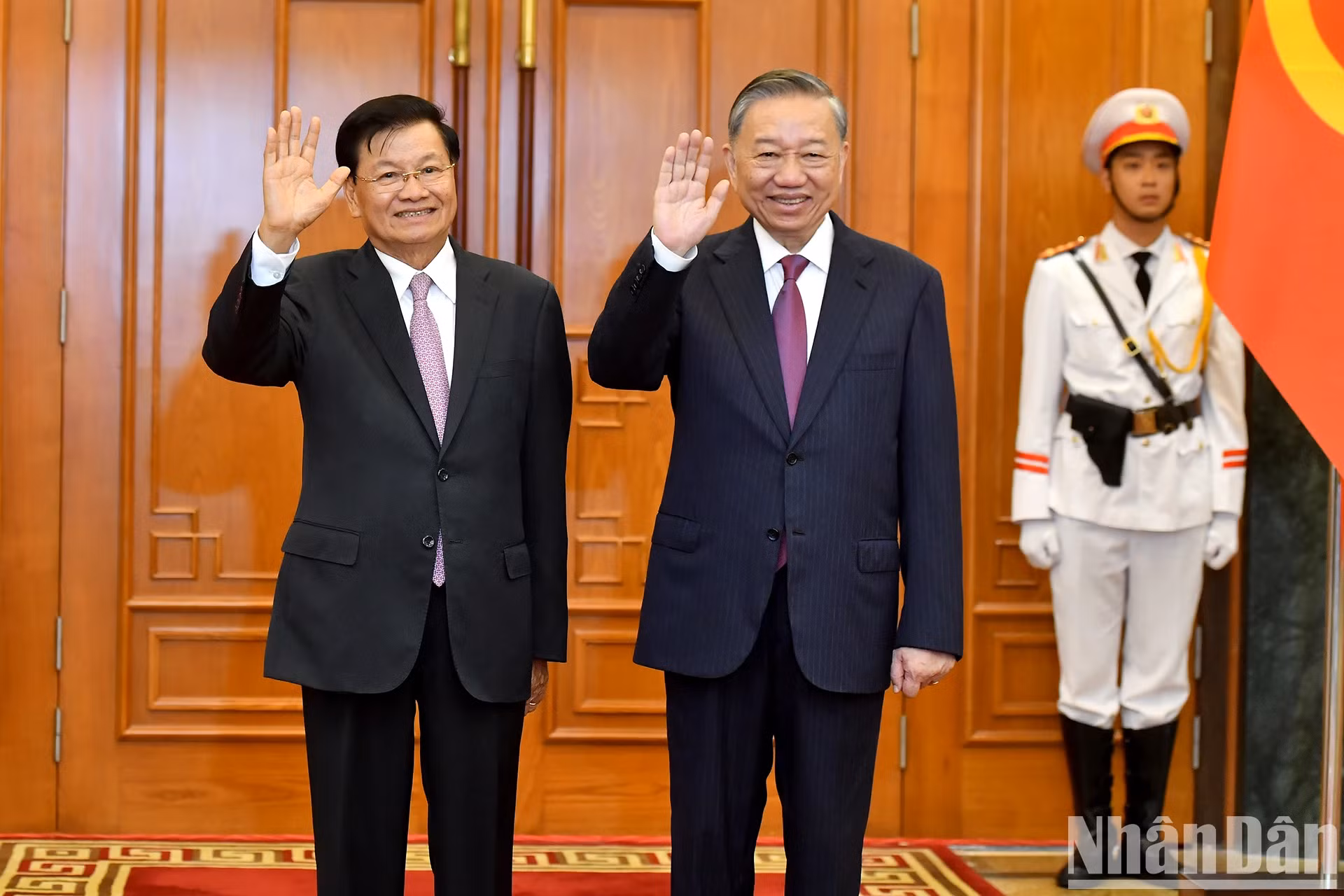 越共中央总书记、国家主席苏林同老挝人民革命党中央总书记、国家主席通伦·西苏里合影。