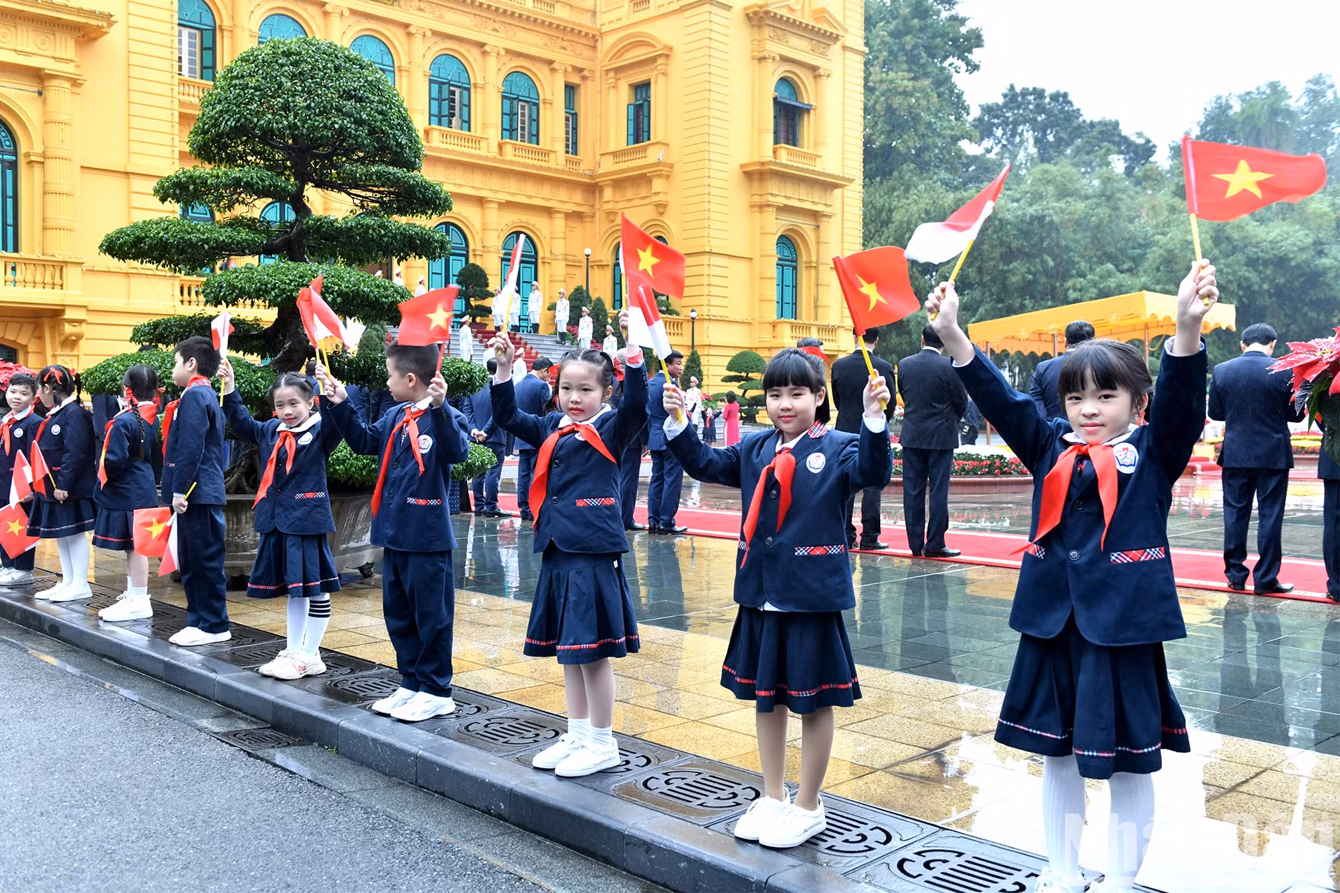 儿童们欢迎印尼总统佐科·维多多访越。
