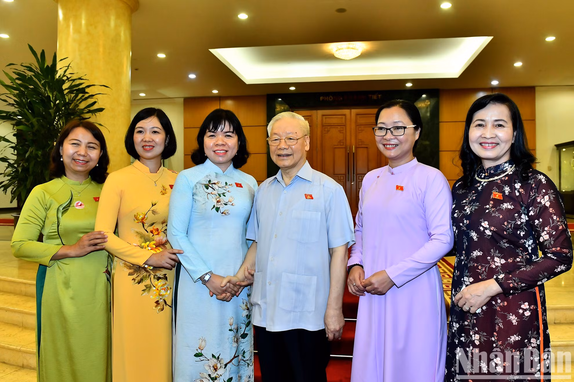 阮富仲总书记同女性国会代表合影。