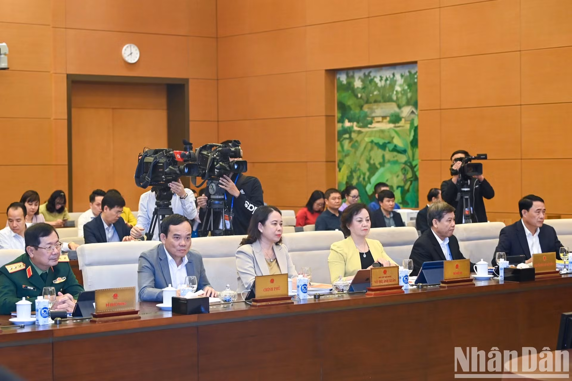 越南国家副主席武氏映春，政府副总理陈流光和与会代表。