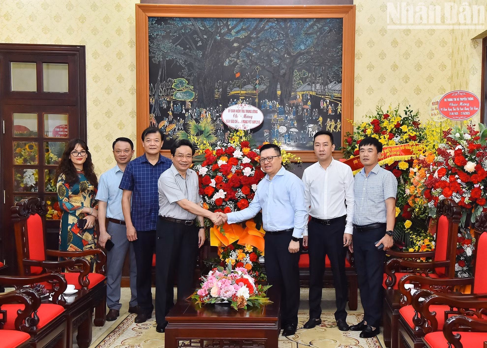 越共中央检查委员会副主任颜富强来访祝贺《人民报》社。