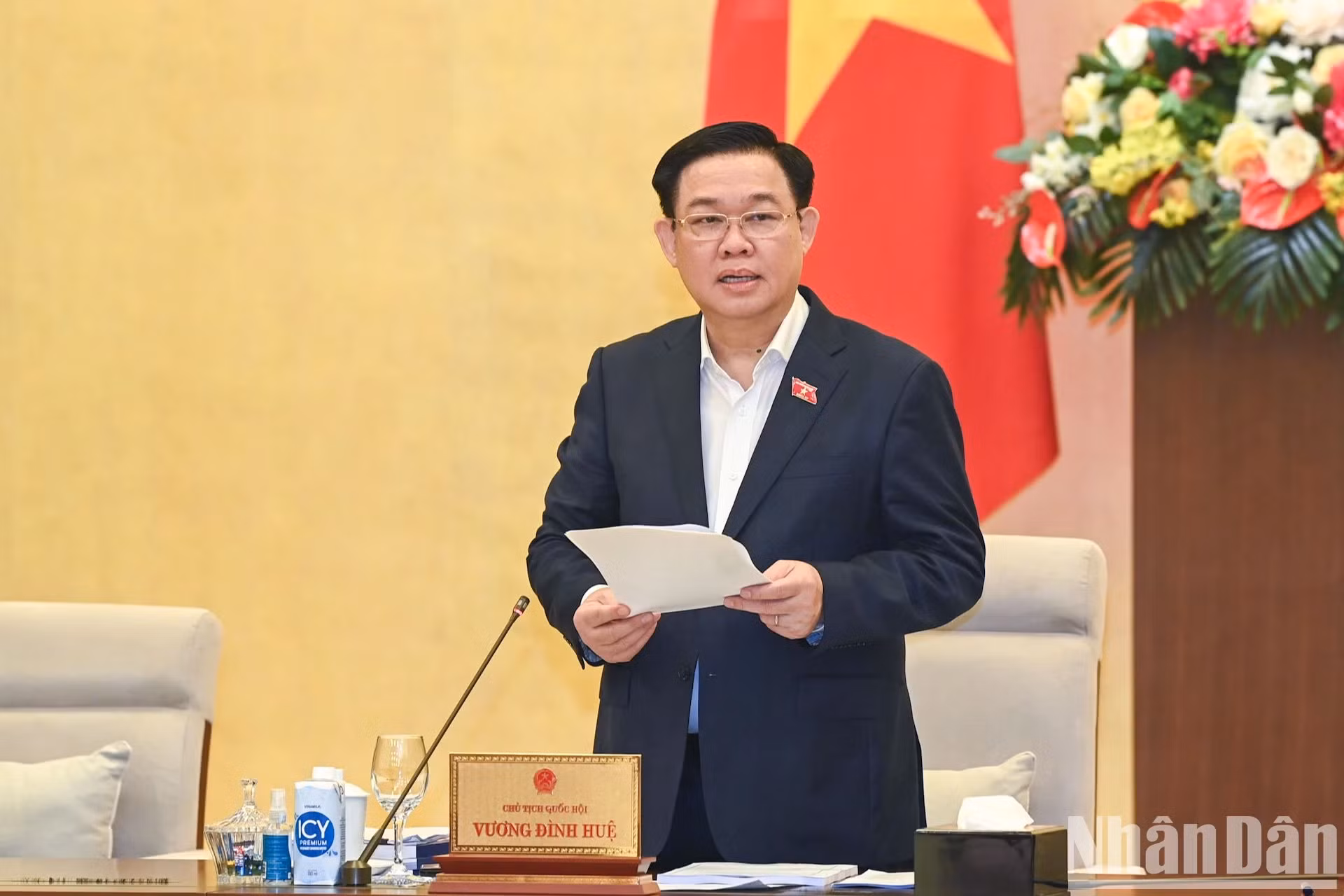 越南国会主席王廷惠发表讲话。
