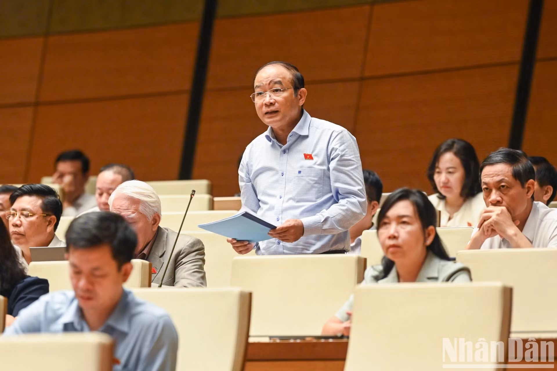 海防市国会代表吕清新发表讨论意见。