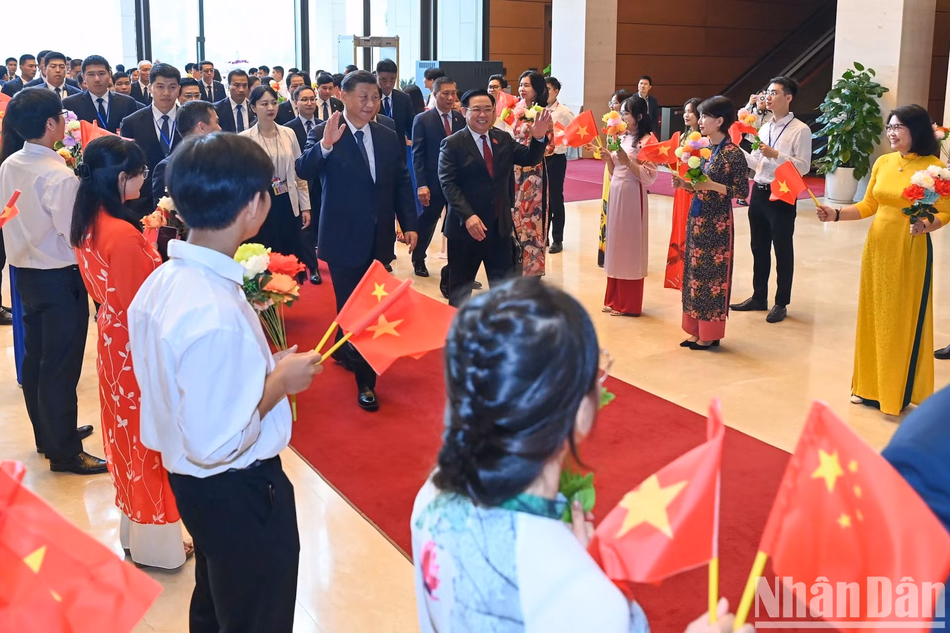国会办公厅青年团员热烈欢迎习近平同志。