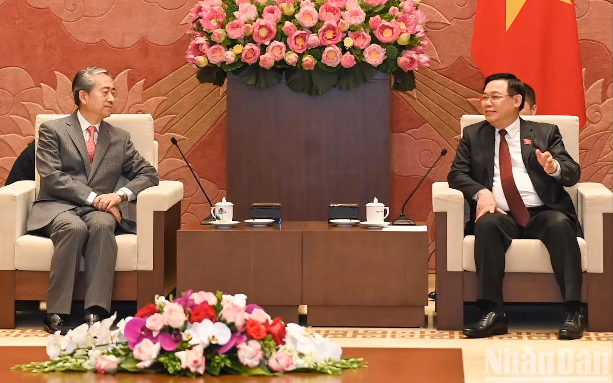 国会主席王廷惠会见中国驻越南大使熊波。