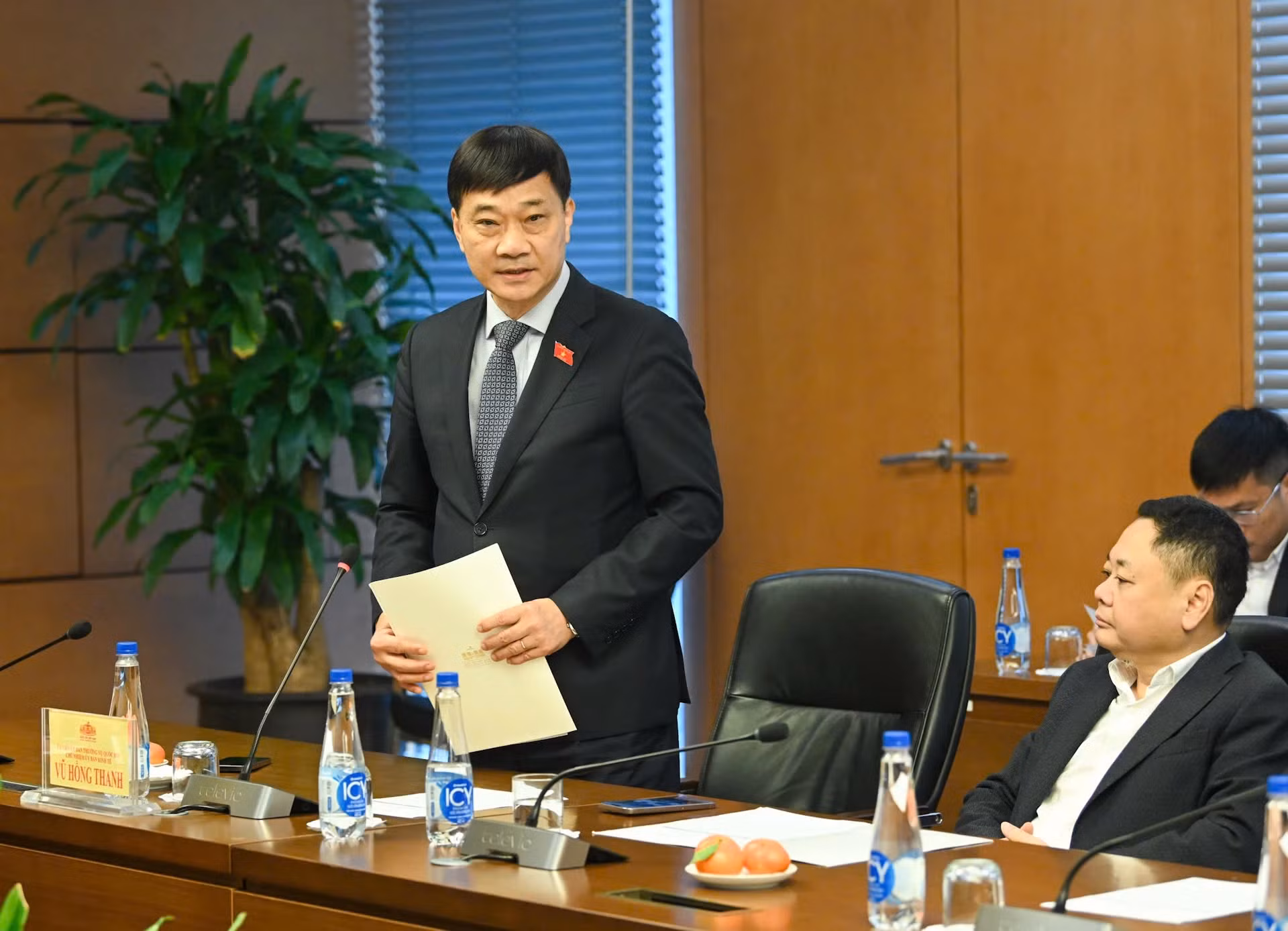 国会经济委员会主任武鸿青发表讲话。