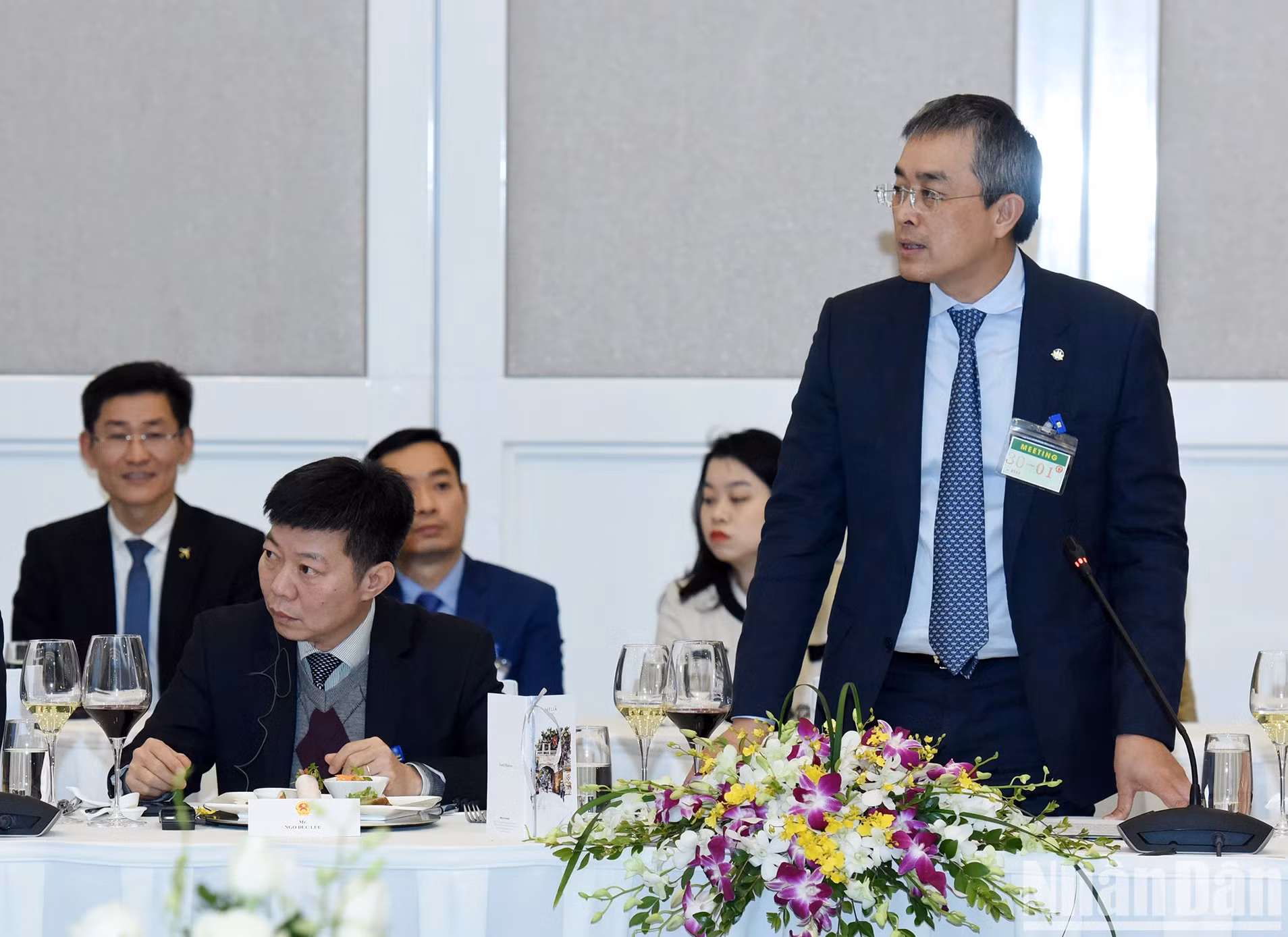越航董事长邓玉和在会见中发言。