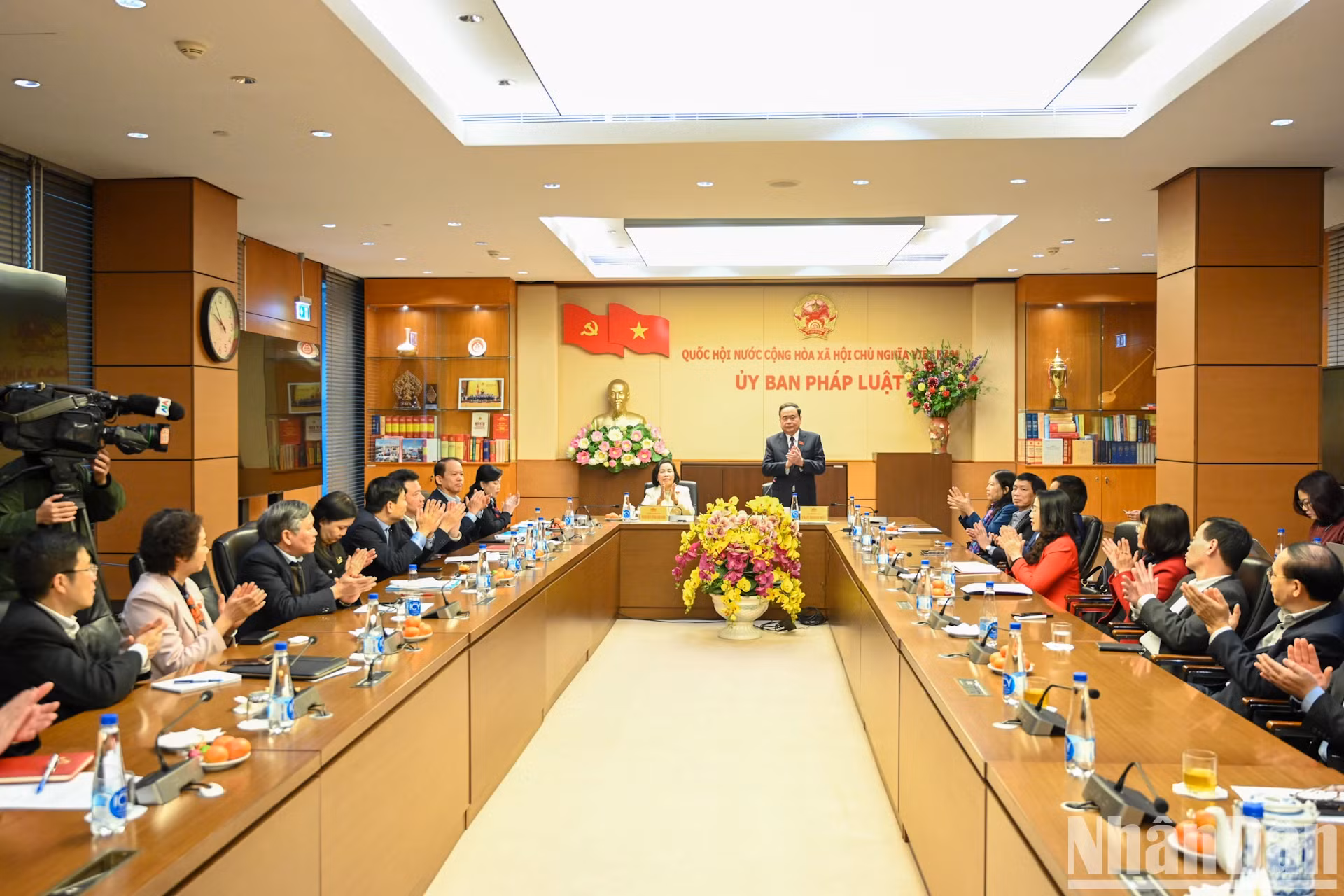 国会主席陈青敏同国会法律委员会和司法委员会举行工作会议。