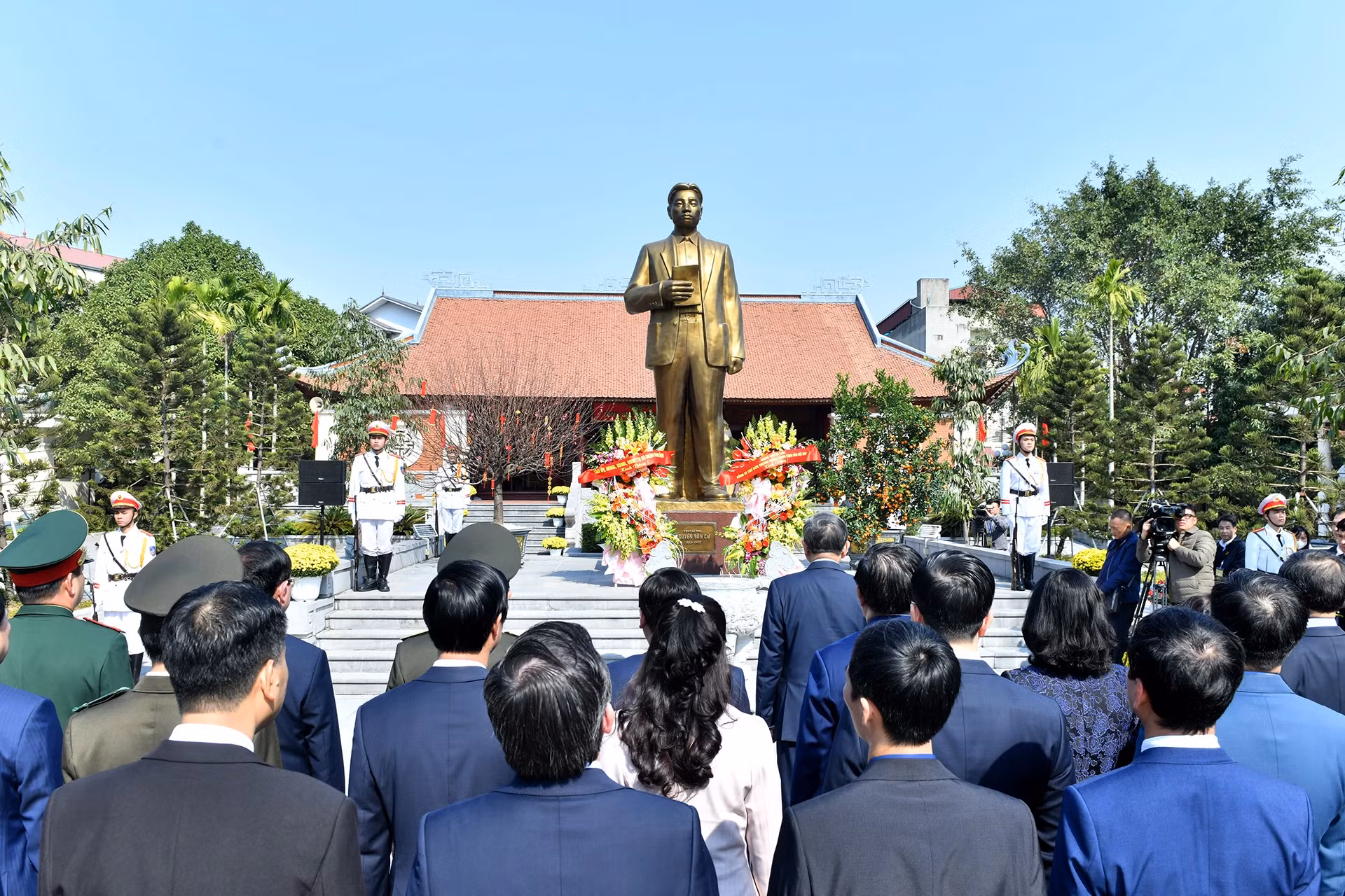 苏林总书记一行敬香缅怀前越共中央总书记阮文渠。