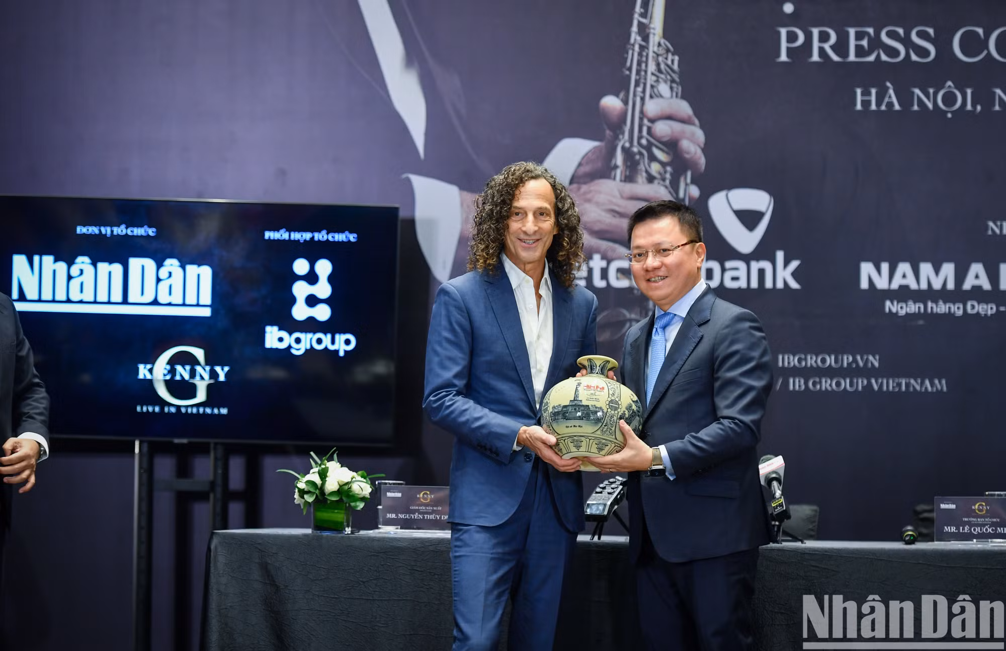 黎国明先生代表组委会向肯尼·基赠送越南具有代表性的舟豆陶器。