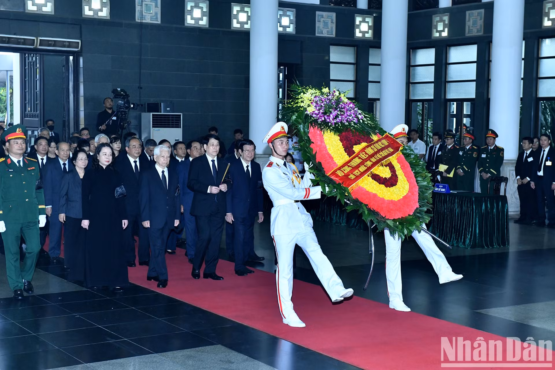 由越共中央政治局委员、国家主席梁强率领的国家主席代表团吊唁原国家主席陈德良逝世。