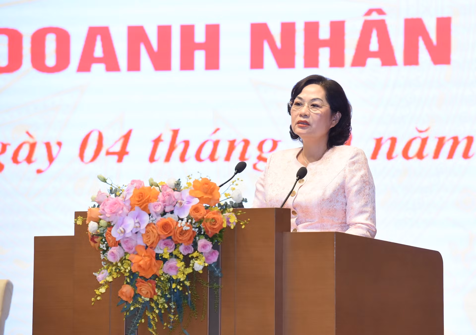 越南国家银行行长阮氏红发表讲话。