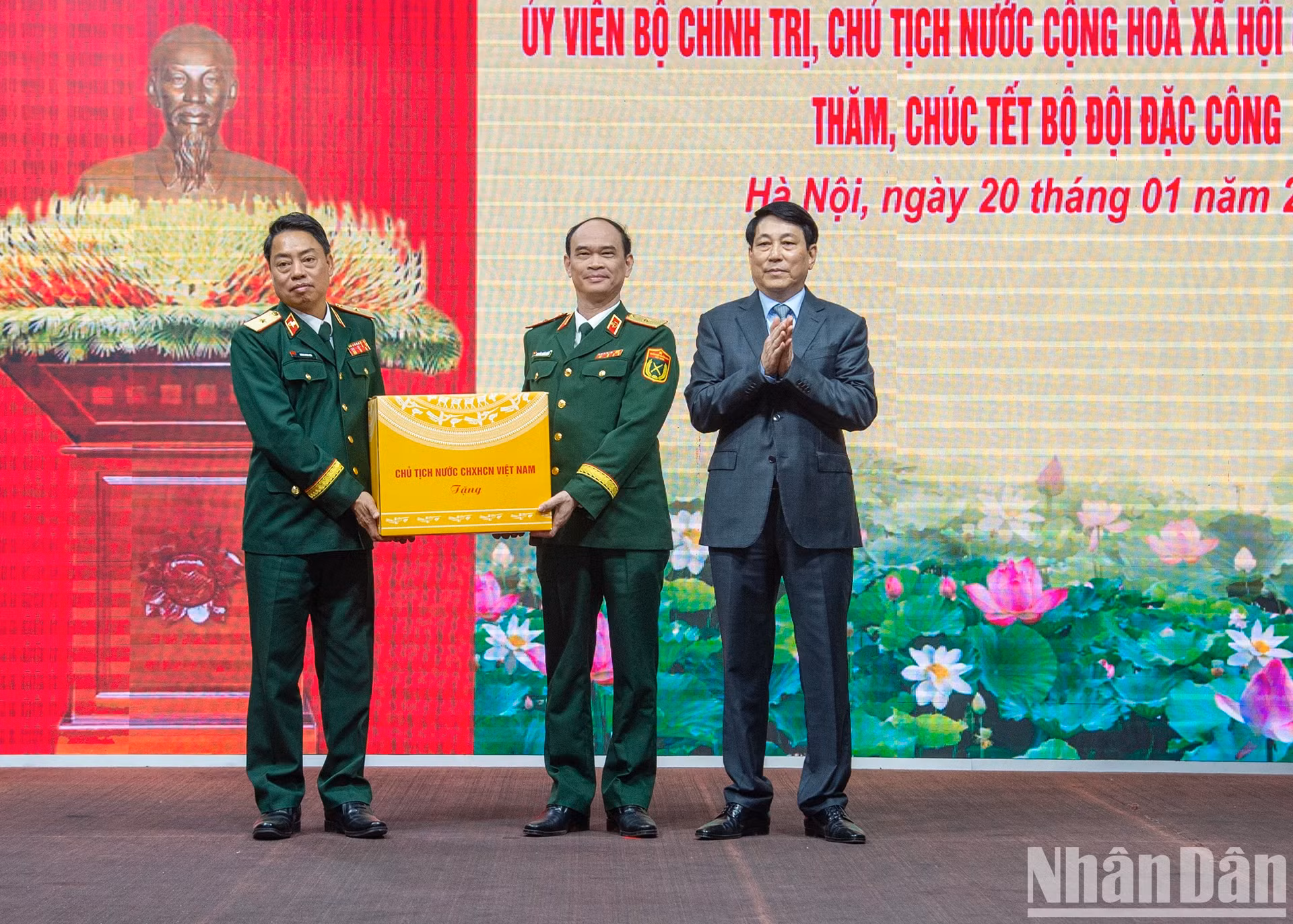 梁强主席向特种部队赠送礼物。