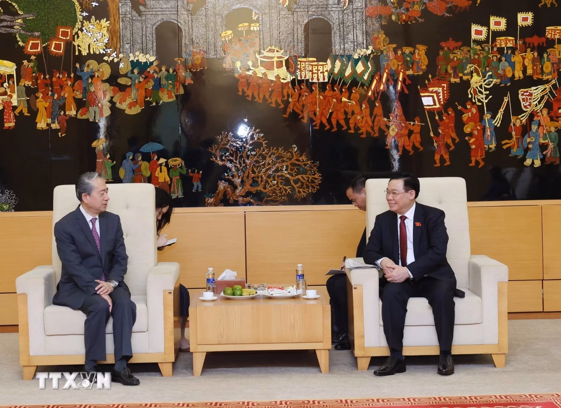 中国驻越南大使熊波在内排国际机场送行国会主席王廷惠。（图片来源：越通社）