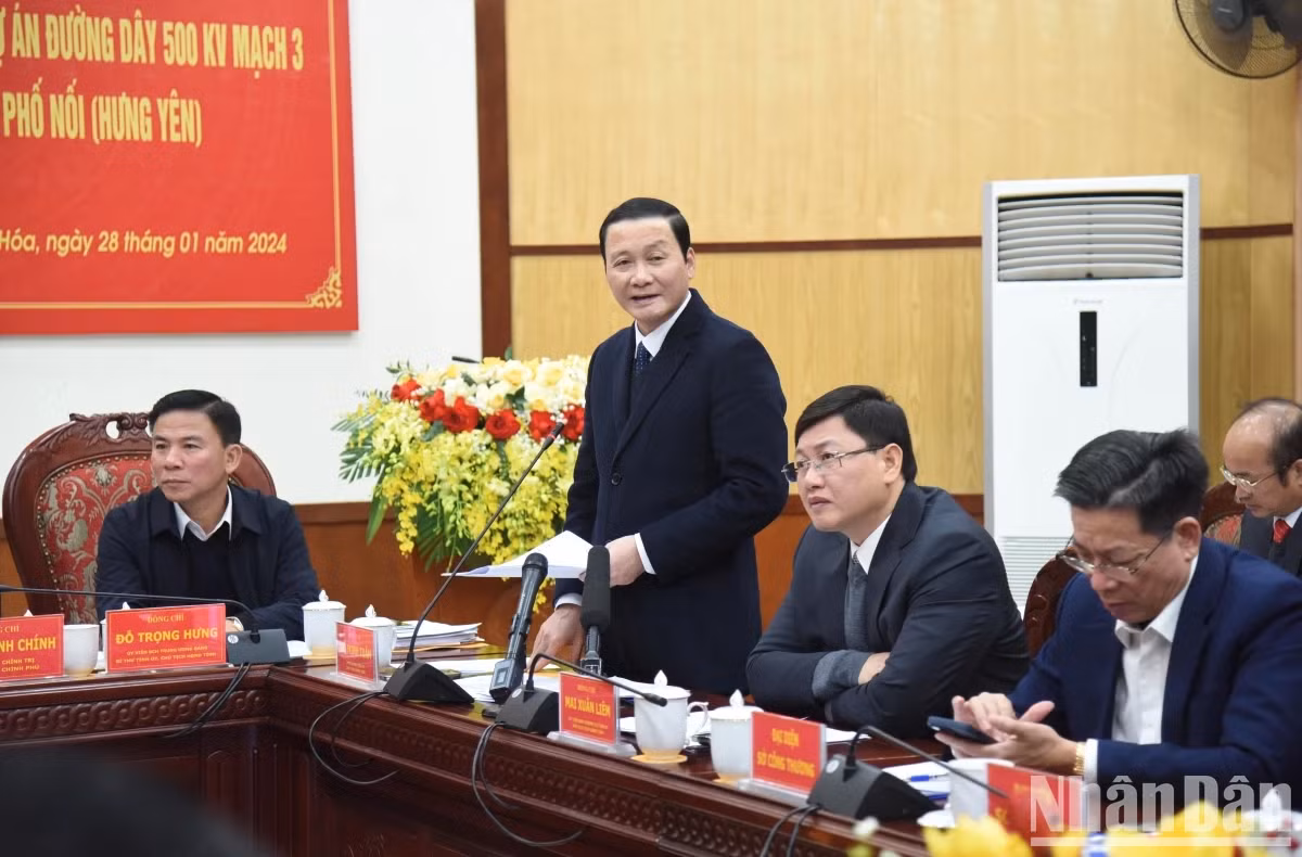 清化省人委会主席杜明俊发表讲话。