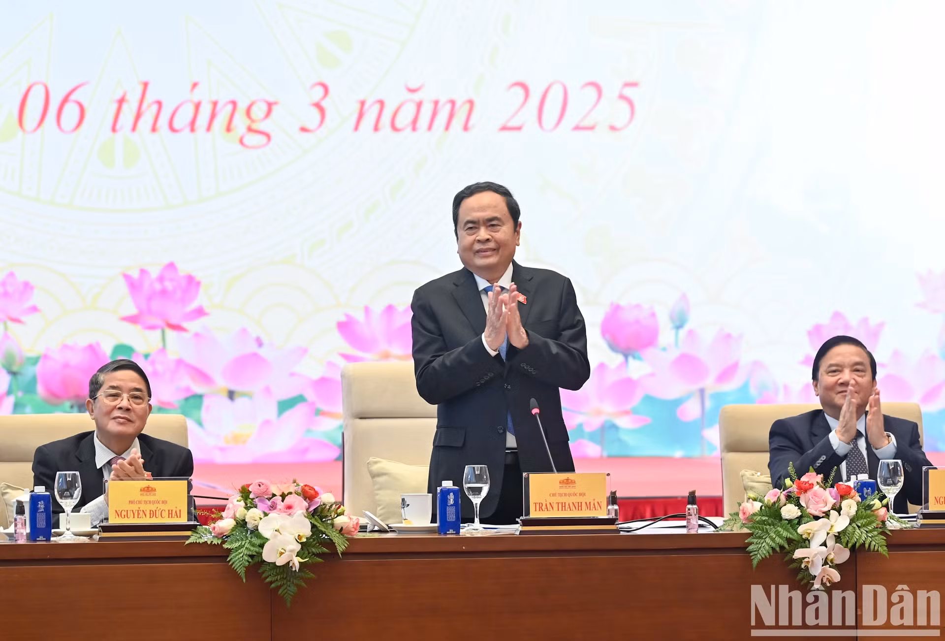 国会主席陈青敏祝贺各位女性代表。