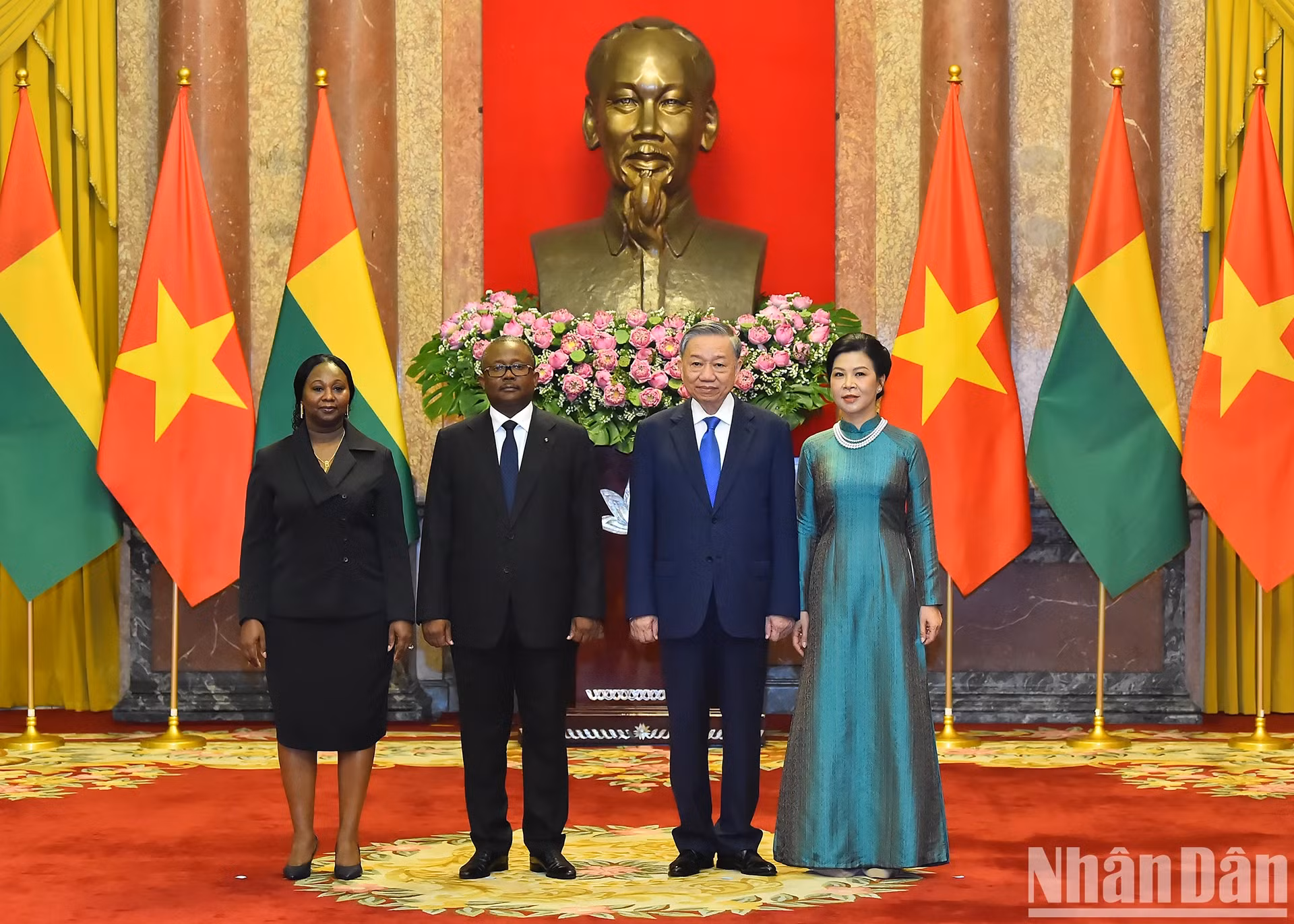 越共中央总书记、国家主席苏林和夫人同几内亚比绍总统乌马罗·西索科·恩巴洛和夫人合影。