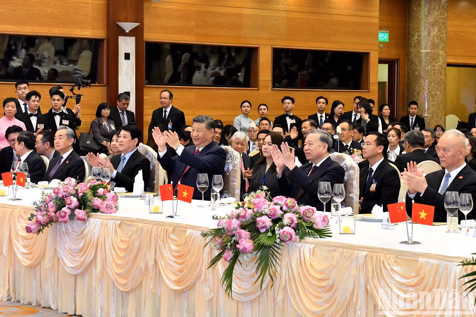 越共中央总书记苏林，越南国家主席梁强，中共中央总书记、国家主席习近平和各位代表出席宴会。