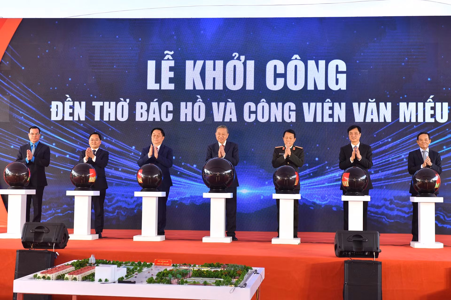 苏林总书记还出席北宁市“胡志明主席祠堂与文庙公园”工程的开工仪式。
