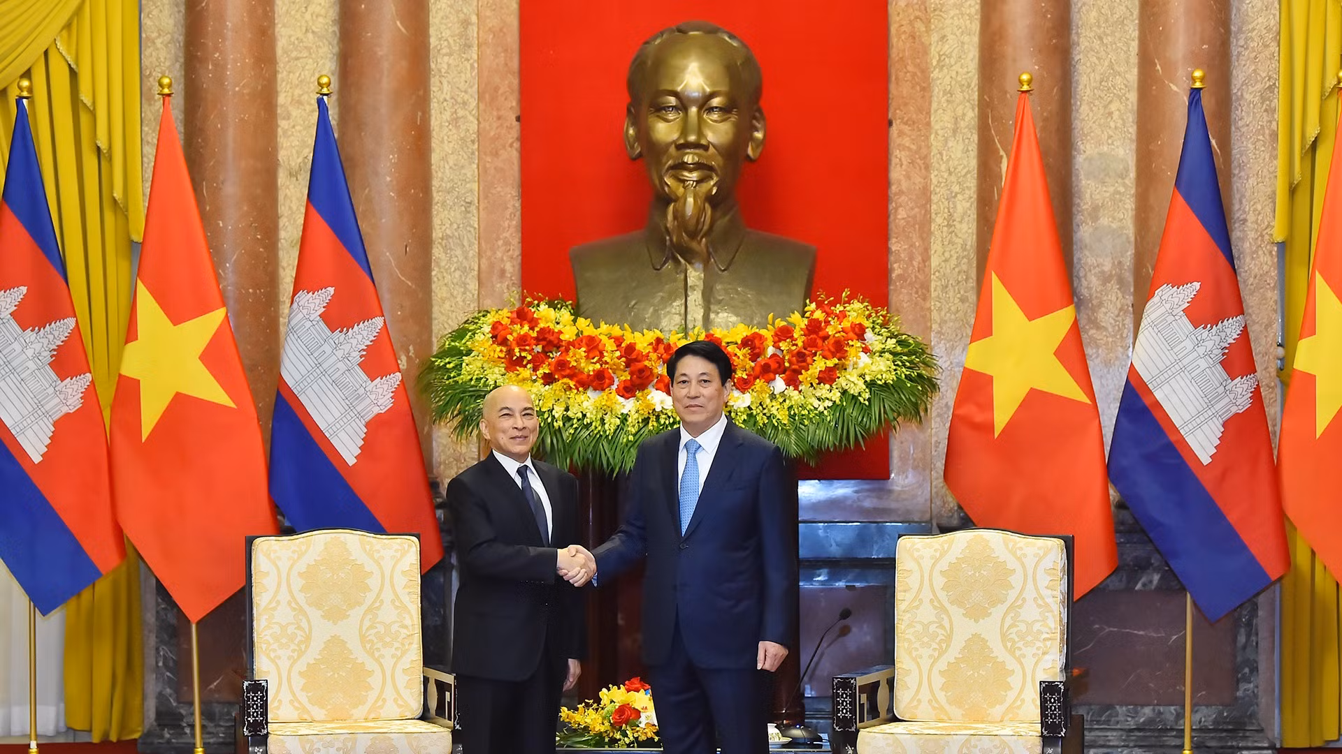 越南国家主席梁强会见柬埔寨国王诺罗敦·西哈莫尼【组图】