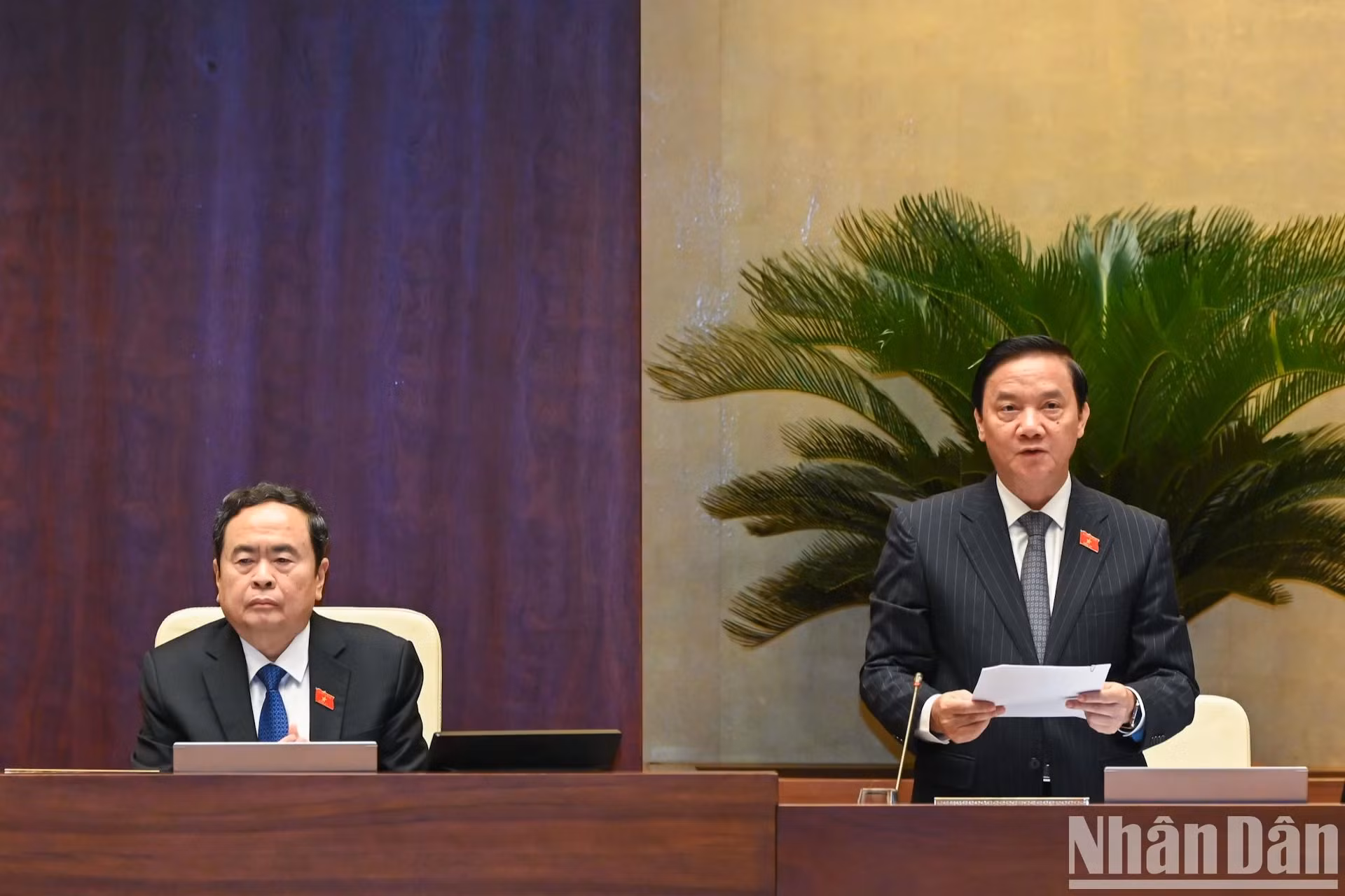 越南国会副主席阮克定指引讨论会。