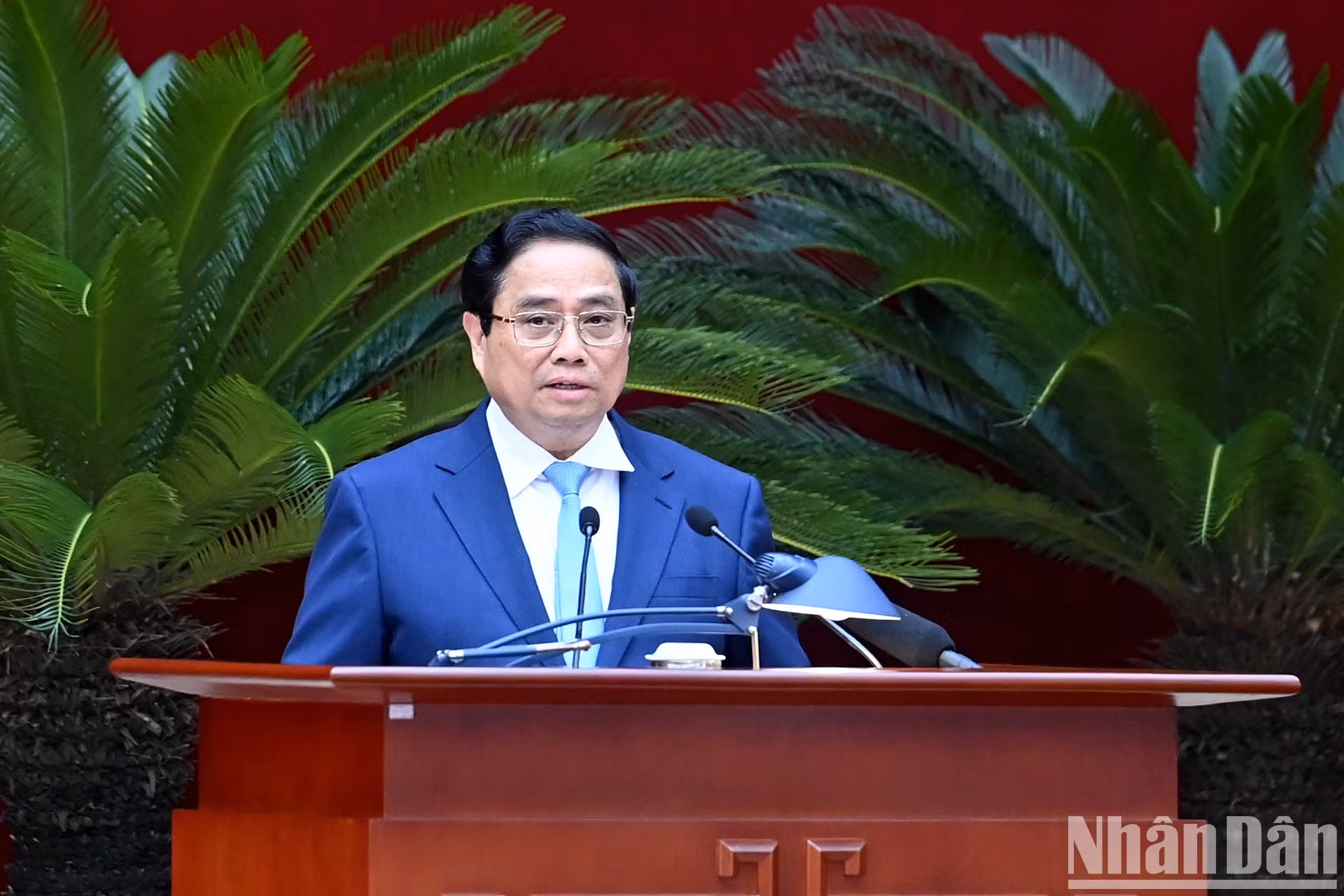 越南政府总理范明正指引会议开幕会。