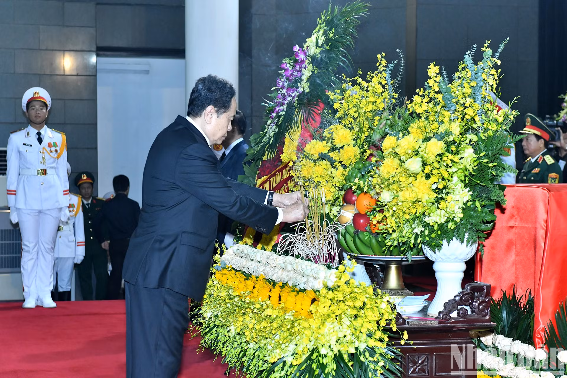 国会主席陈青敏向原国家主席陈德良敬香。