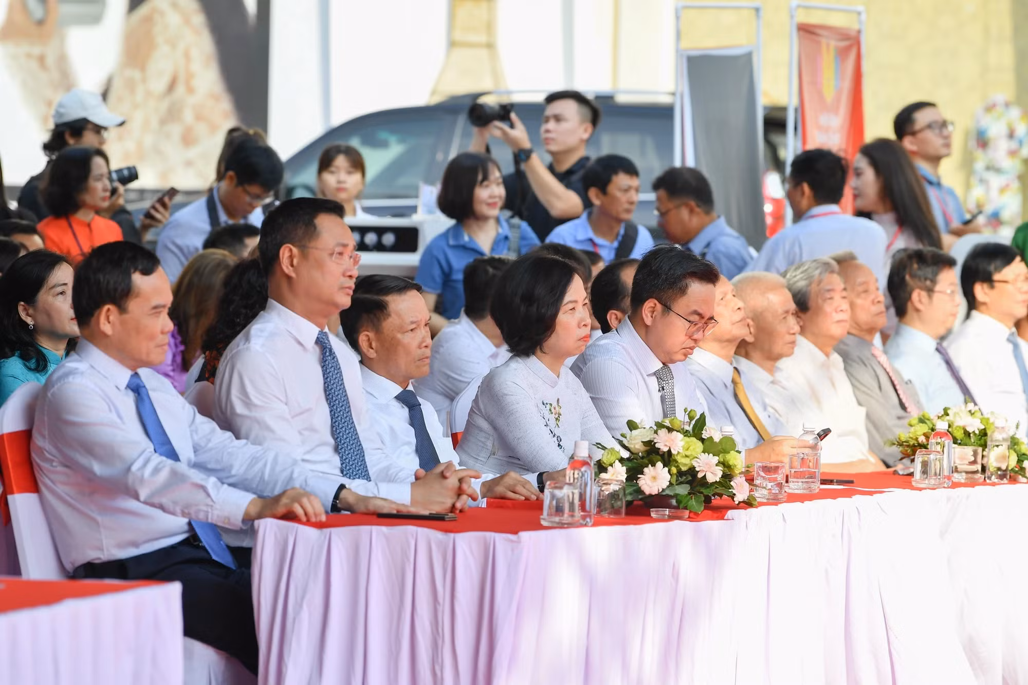 各位代表出席2024年越南全国报刊展闭幕式。