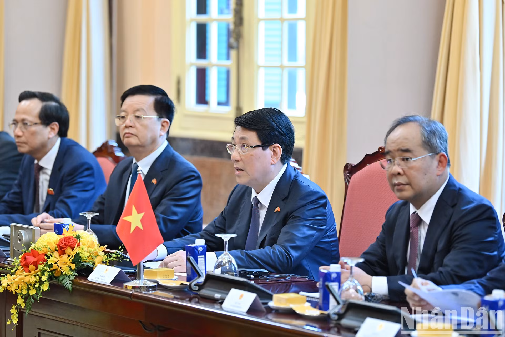 梁强主席在会谈中发表讲话。