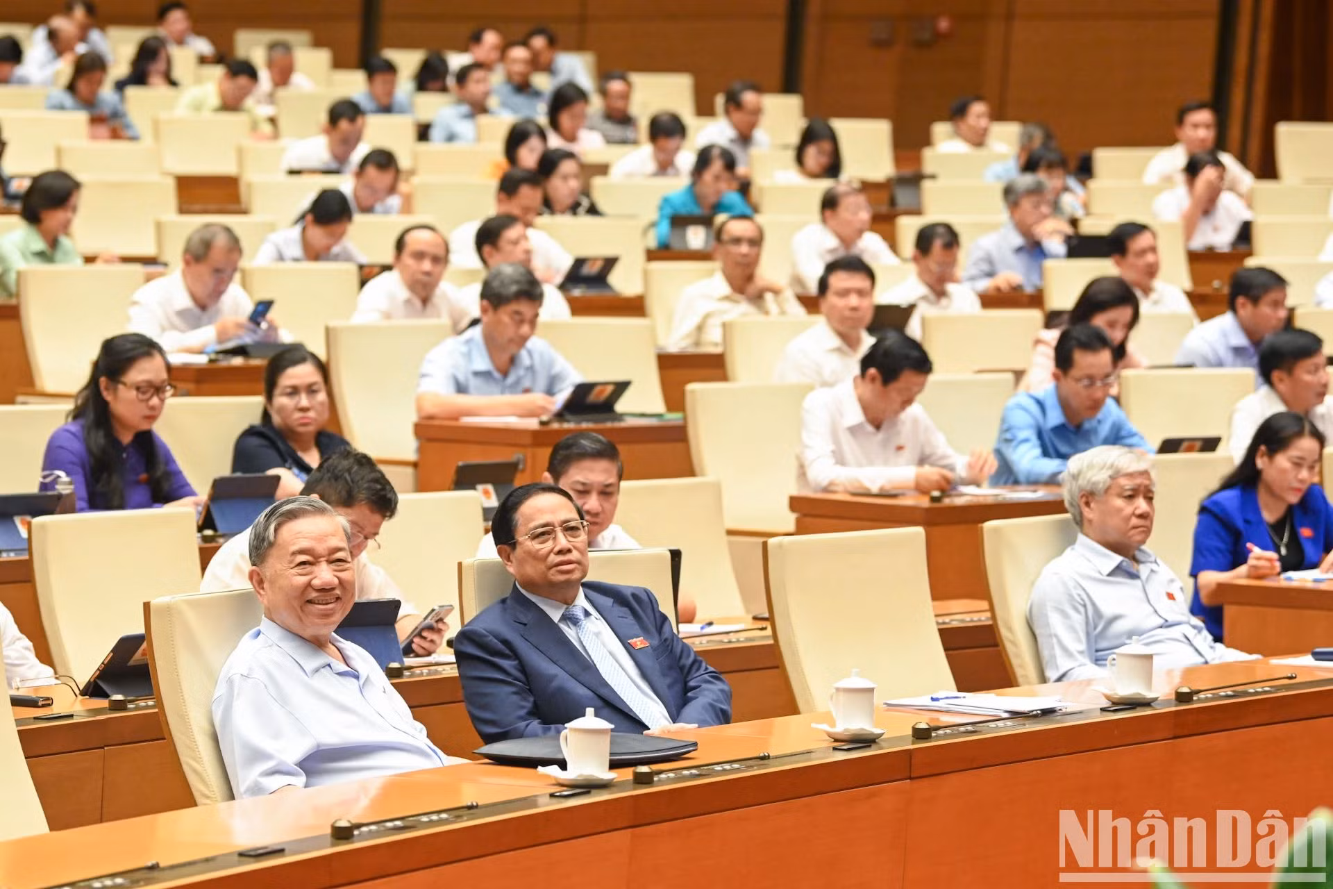 国家主席苏林、政府总理范明正、越南祖国阵线中央委员会主席杜文战和各位代表出席讨论会。