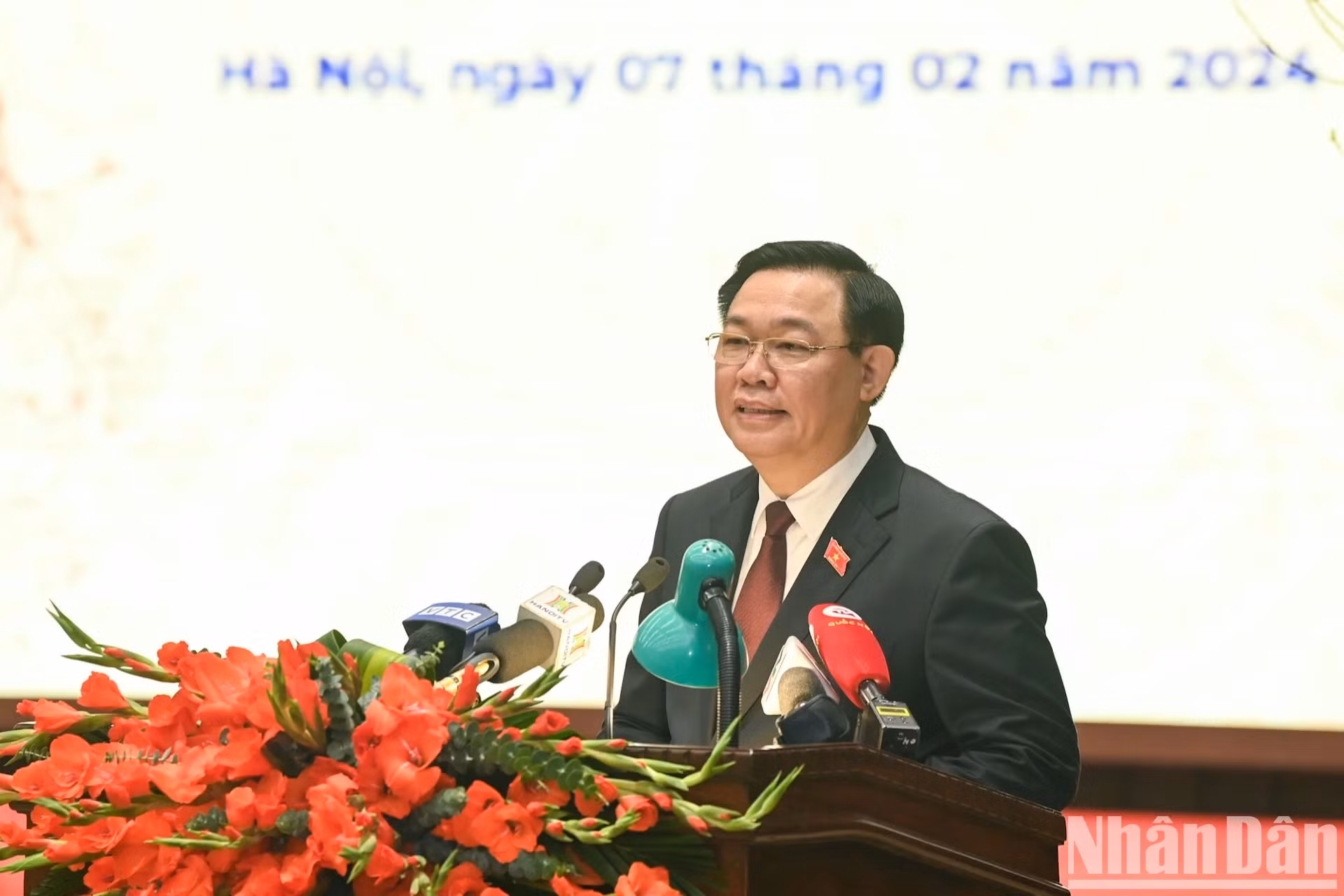 国会主席王廷惠发表讲话。