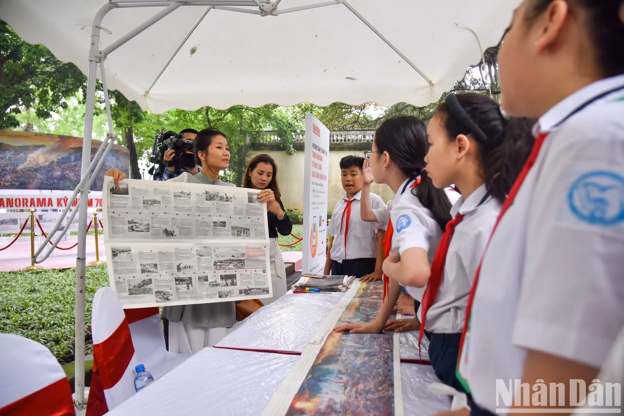 学生通过《奠边府战役》全景图了解国家历史。 学生通过《奠边府战役》全景图了解国家历史。