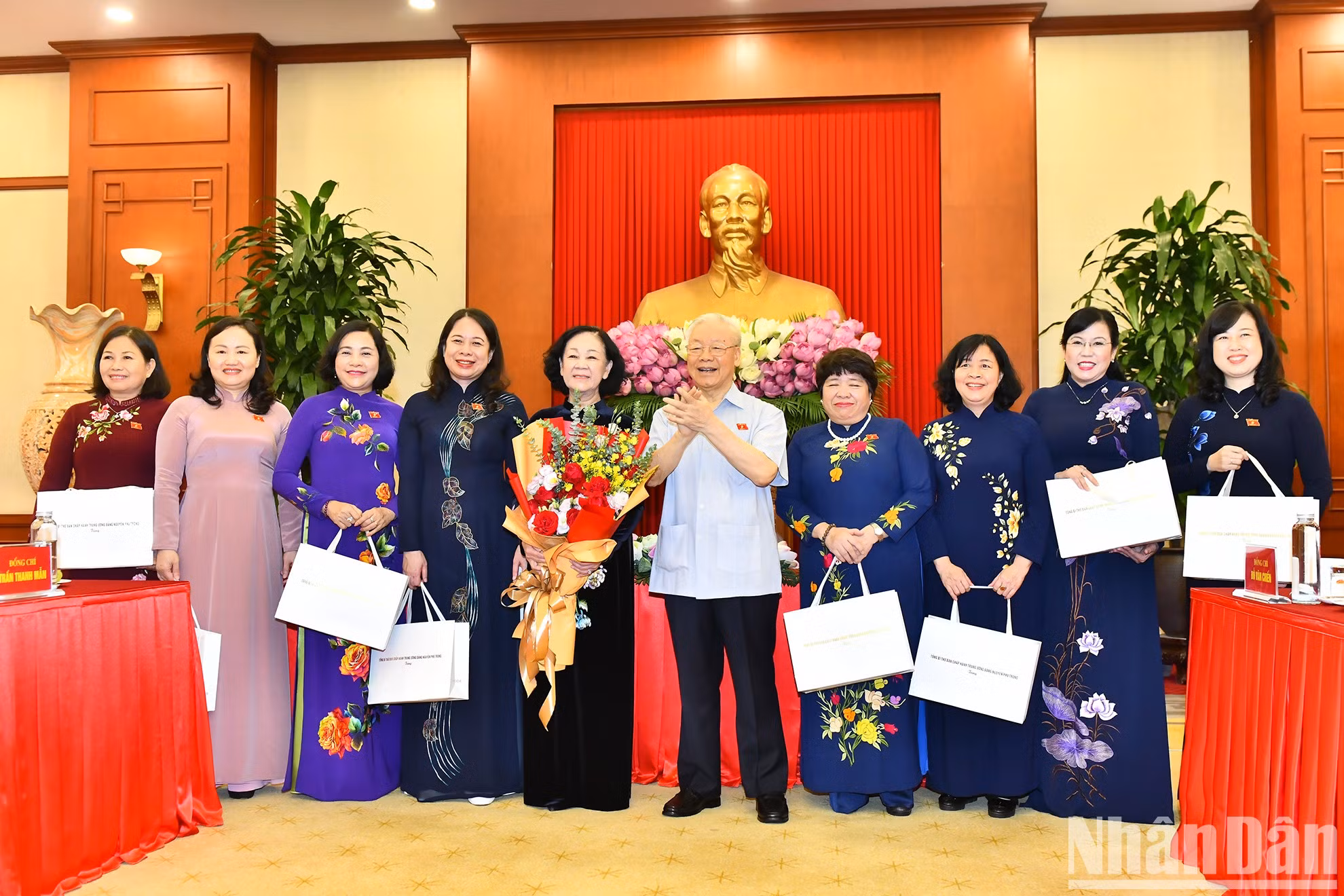 阮富仲总书记向各位代表赠送礼物。