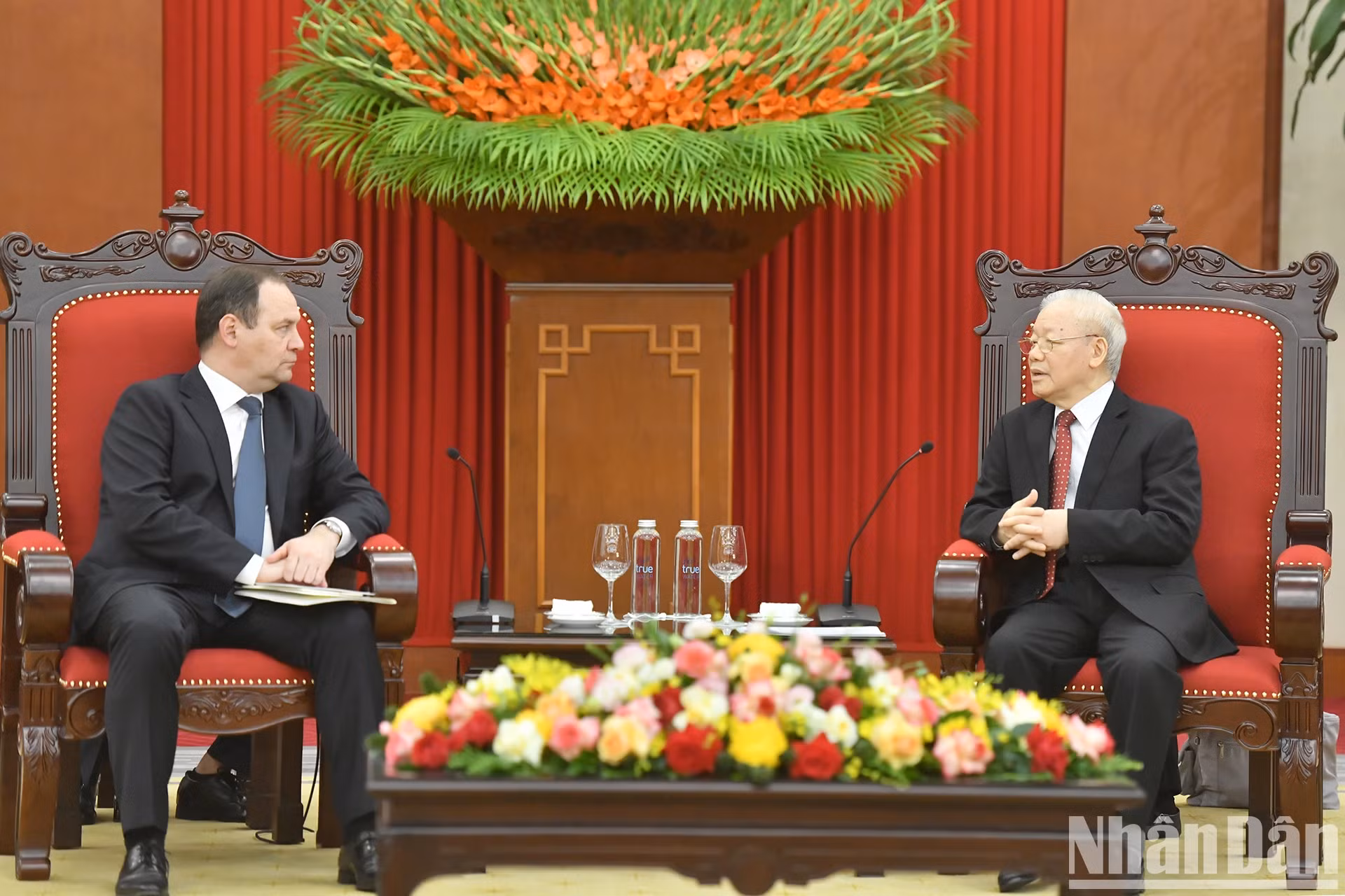 越共中央总书记阮富仲会见白俄罗斯总理罗曼·戈洛夫琴科。