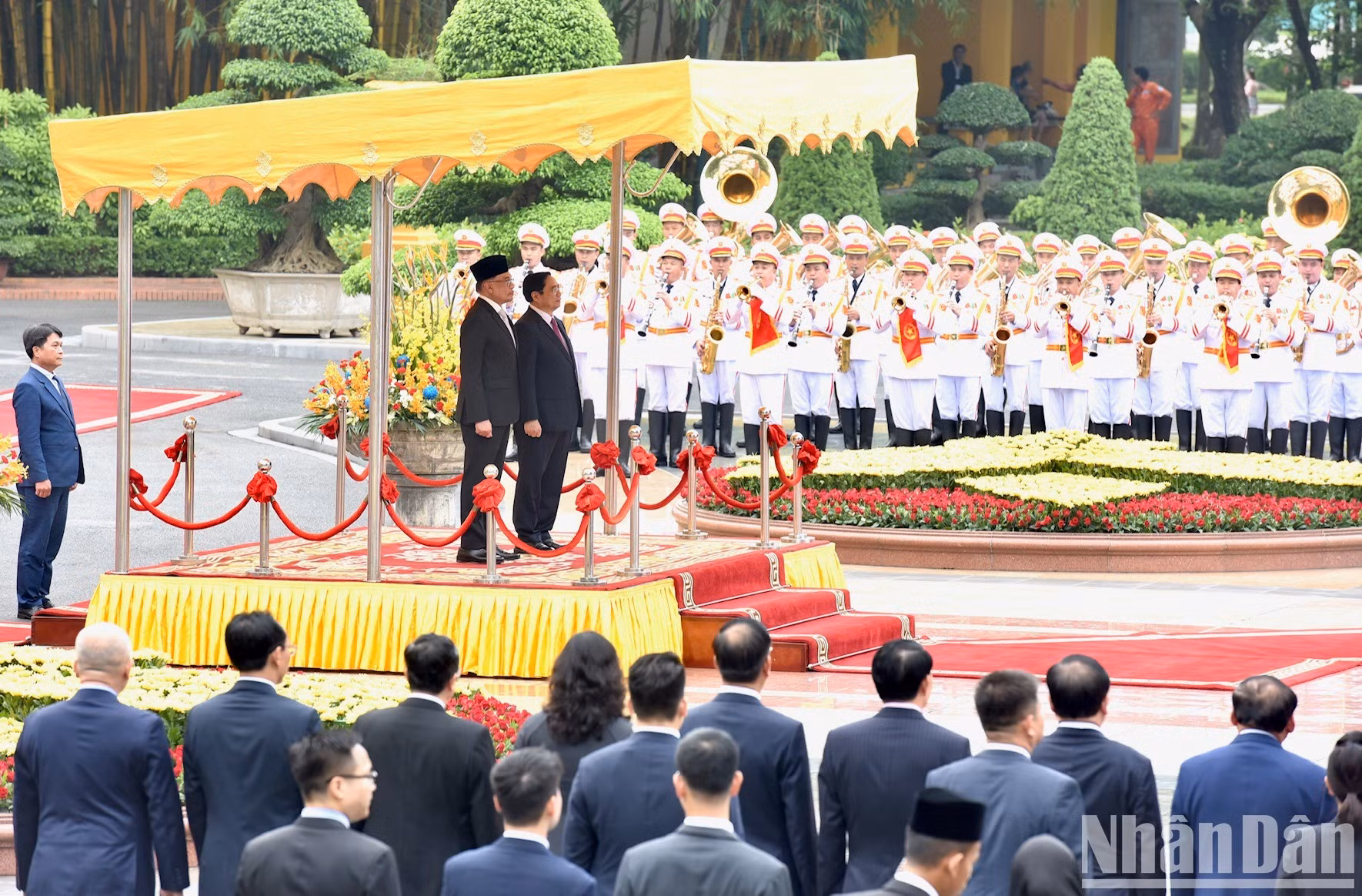 范明正总理和马来西亚总理安瓦尔·易卜拉欣向国旗致敬。