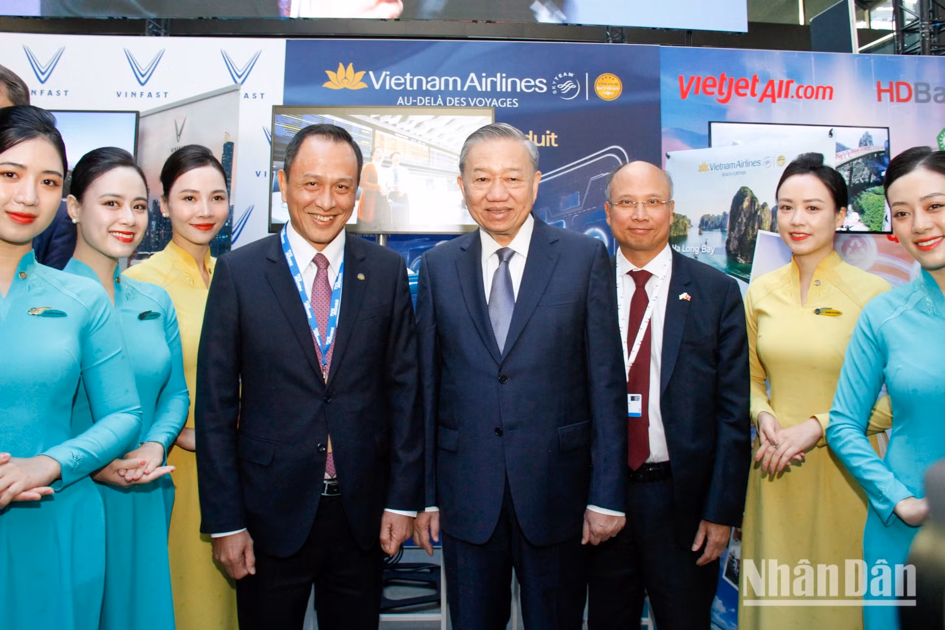 苏林总书记、国家主席参观越南航空公司的展位。