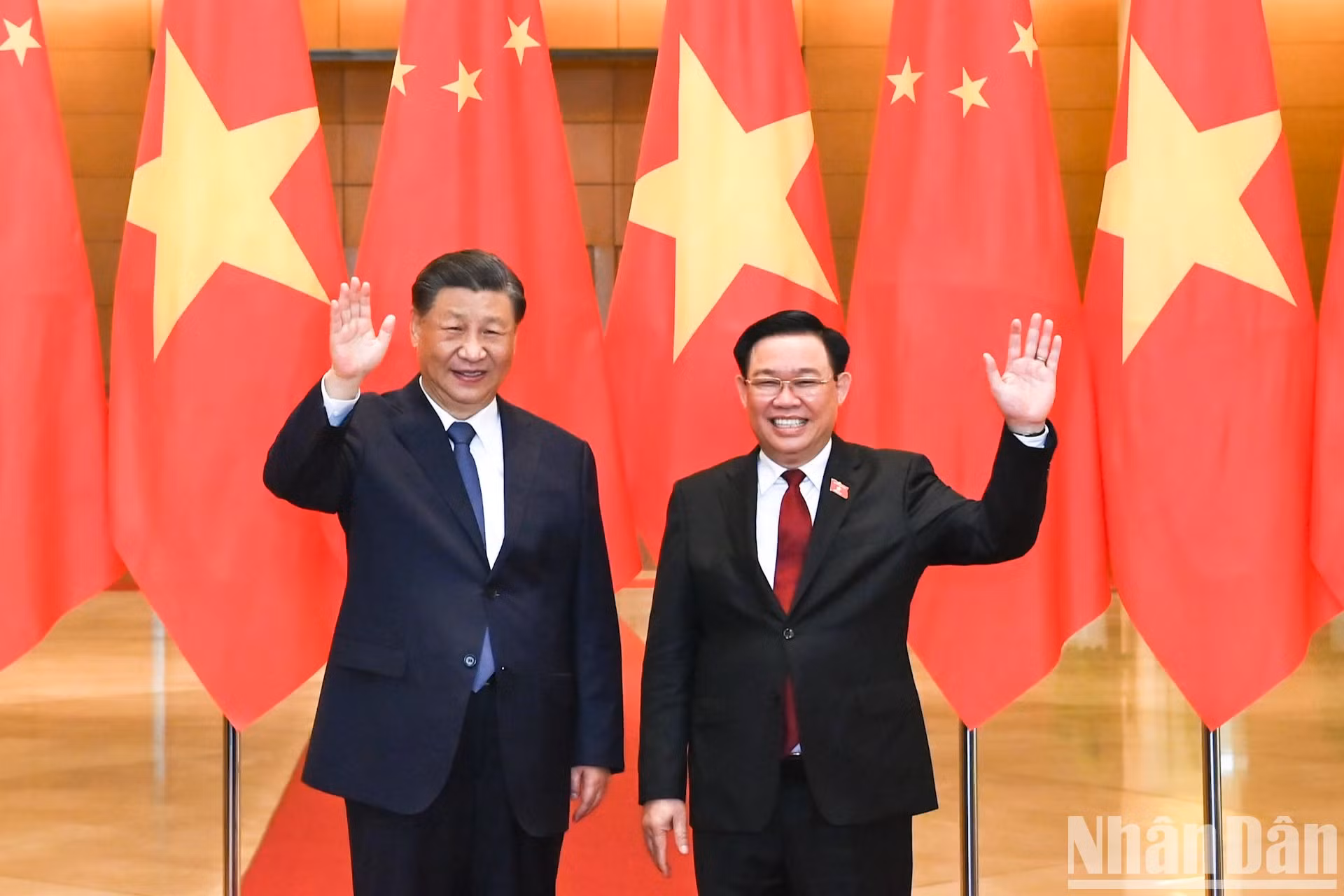 越南国会主席王廷惠和中共中央总书记、中国国家主席习近平。