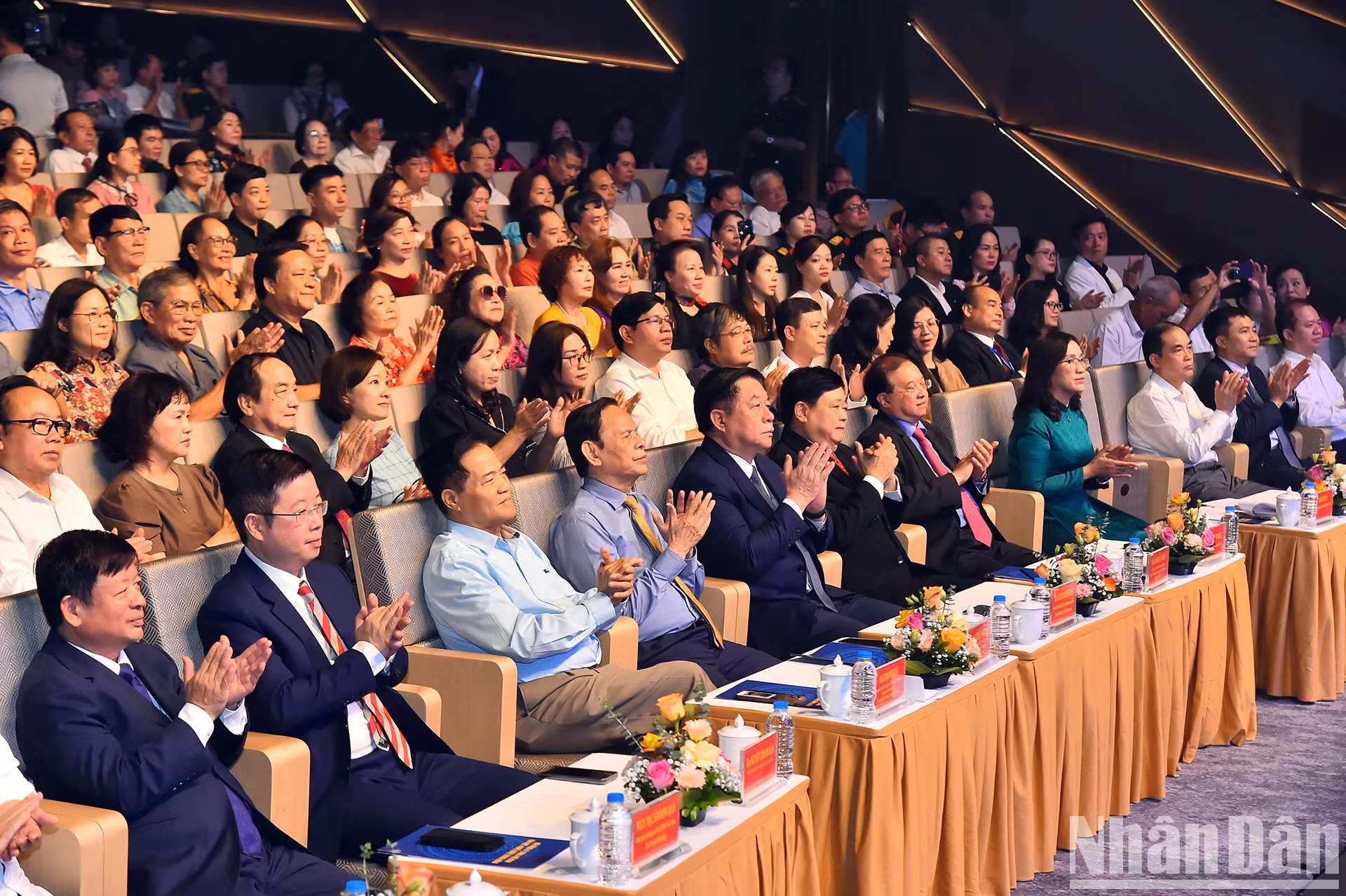 越共中央政治局委员、中央书记处书记、中央宣教部部长阮重义等代表出席颁奖仪式。