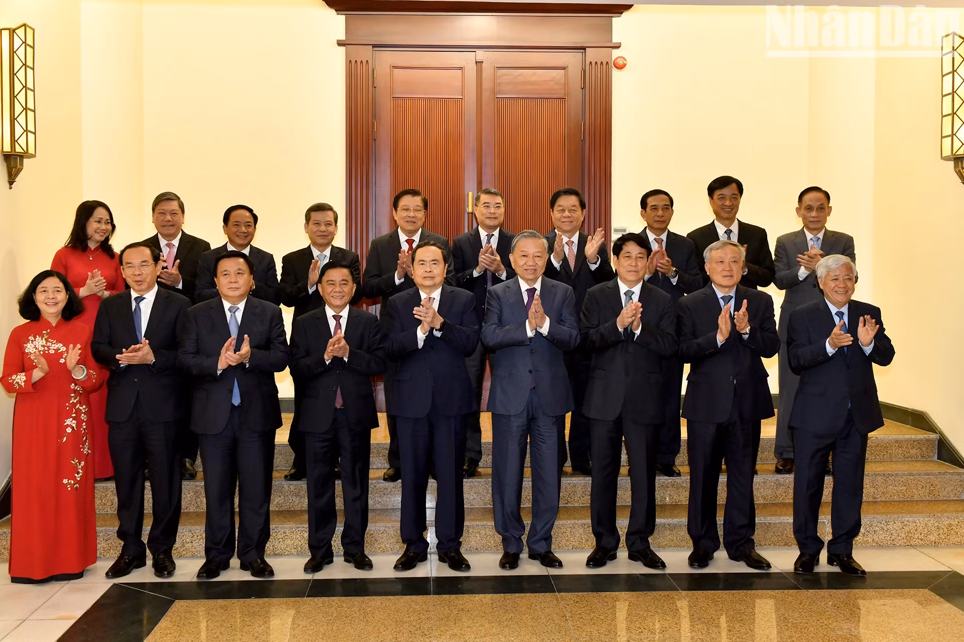 党、国家领导人出席会议。