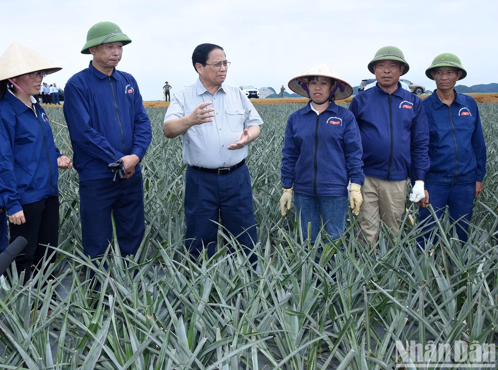 范明正总理铜交食品出口股份公司的人员交谈。