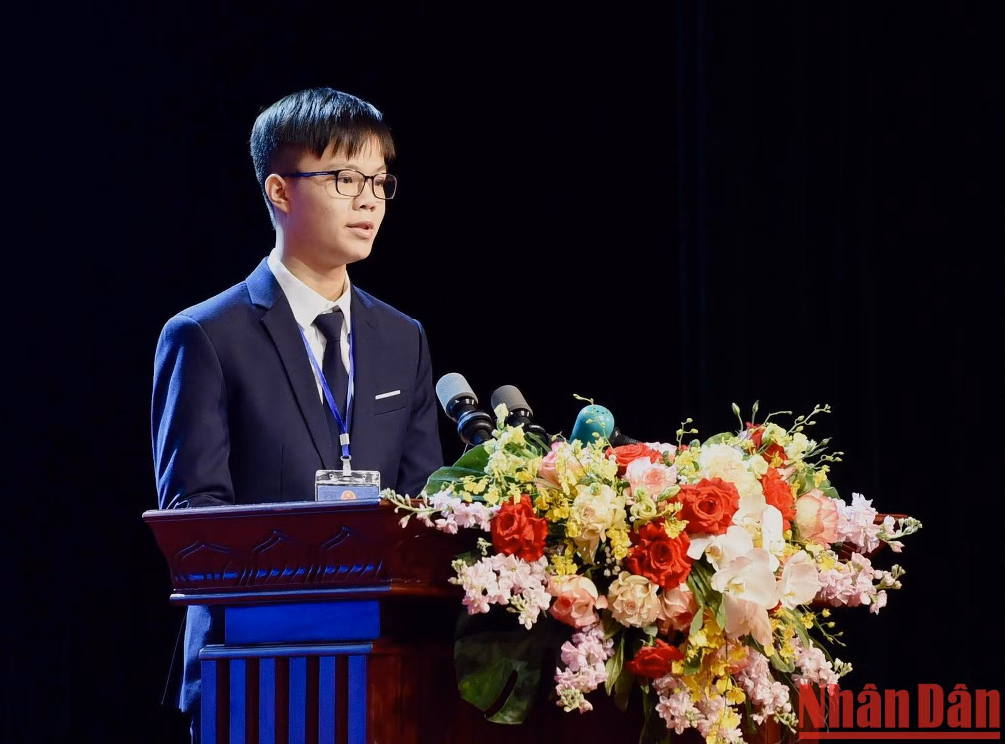 河内国家大学下属自然科学附中学校三年级学生范越兴发言，表达对教师们的感恩之心。