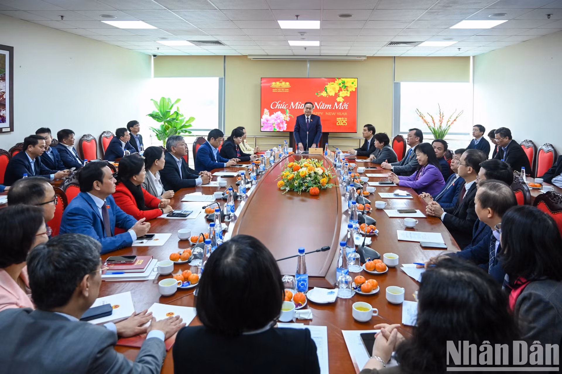 国会主席陈青敏同国会文化教育委员会举行工作会议。