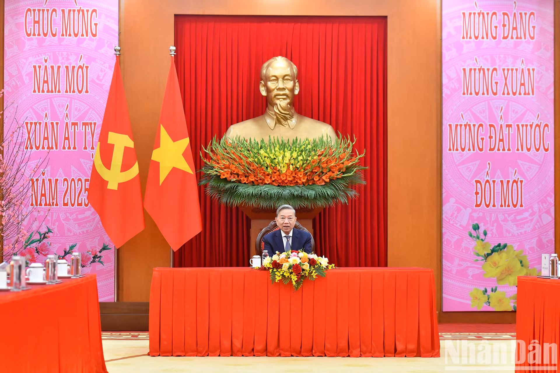 越共中央总书记苏林同古共中央第一书记、古巴国家主席迪亚斯-卡内尔通电话。