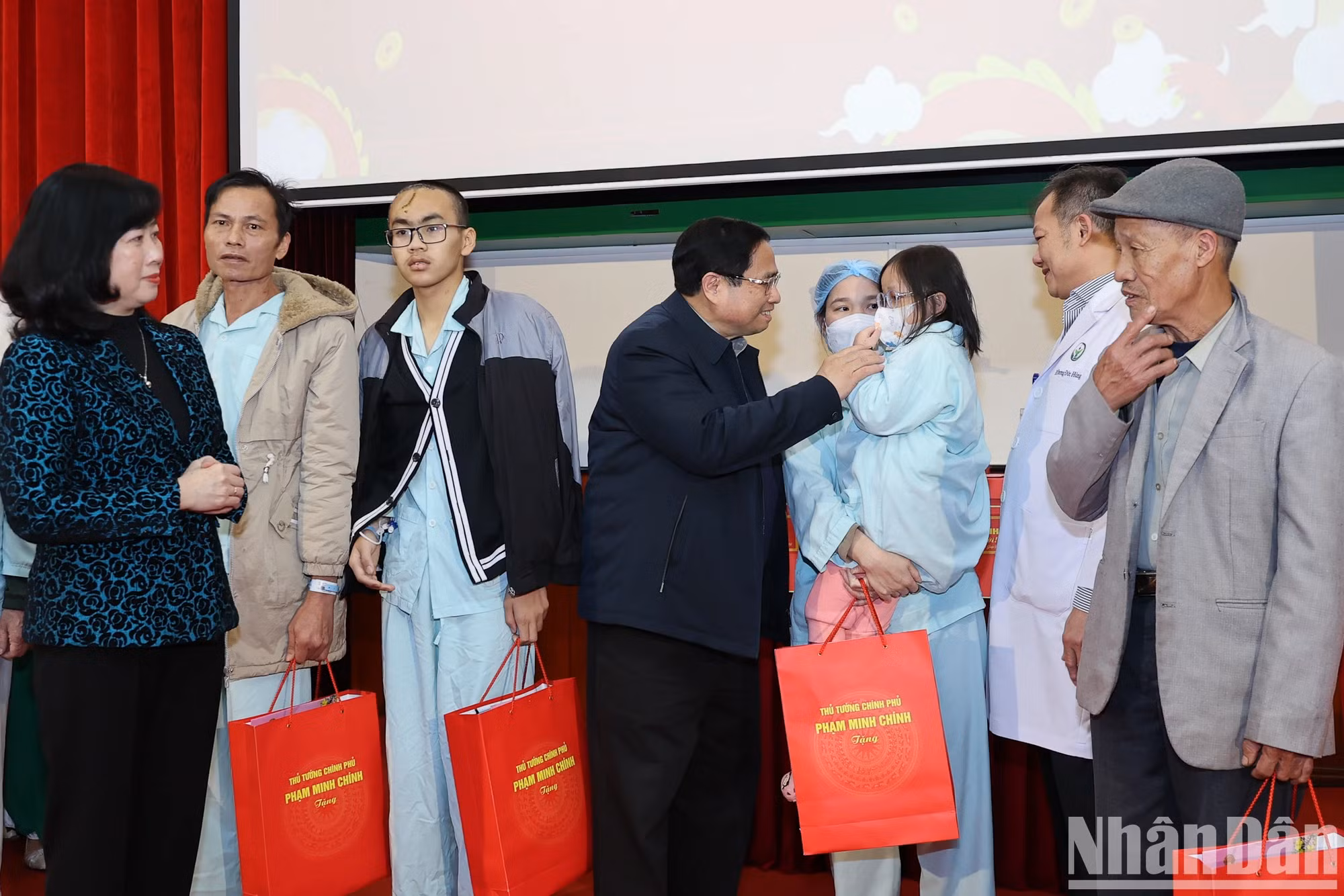 范明正总理向在越德友谊医院接受治疗的病人赠送礼物并祝他们春节快乐。 范明正总理向在越德友谊医院接受治疗的病人赠送礼物并祝他们春节快乐。