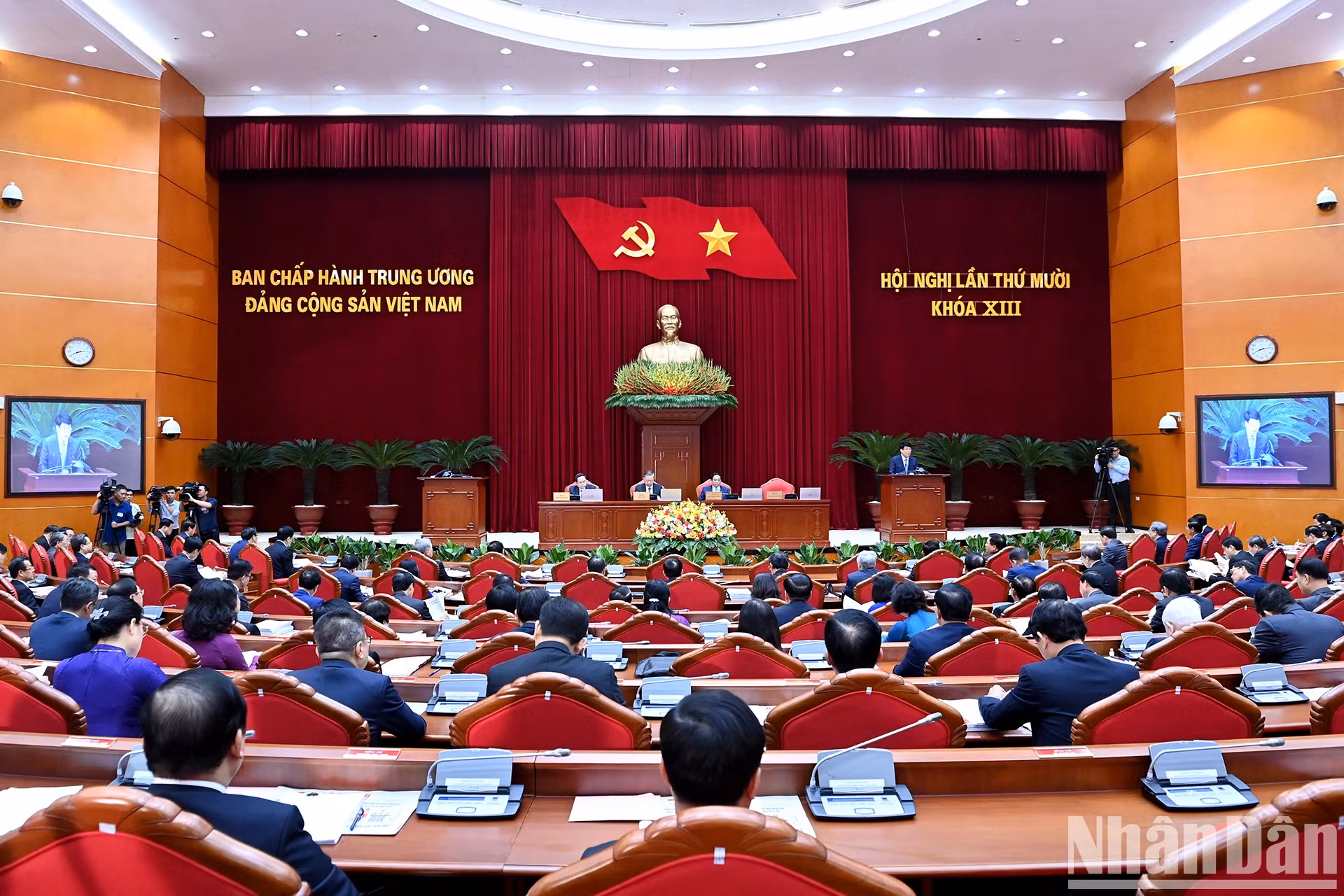 越共第十三届中央委员会第十次全体会议开幕式场景。
