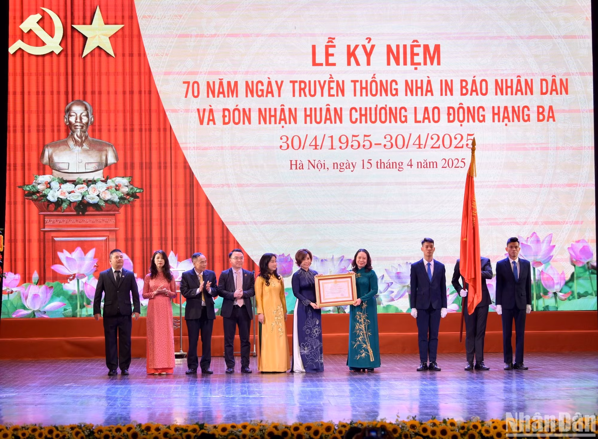 越南国家副主席武氏映春为河内人民报印刷一人有限公司集体颁发三级劳动勋章。