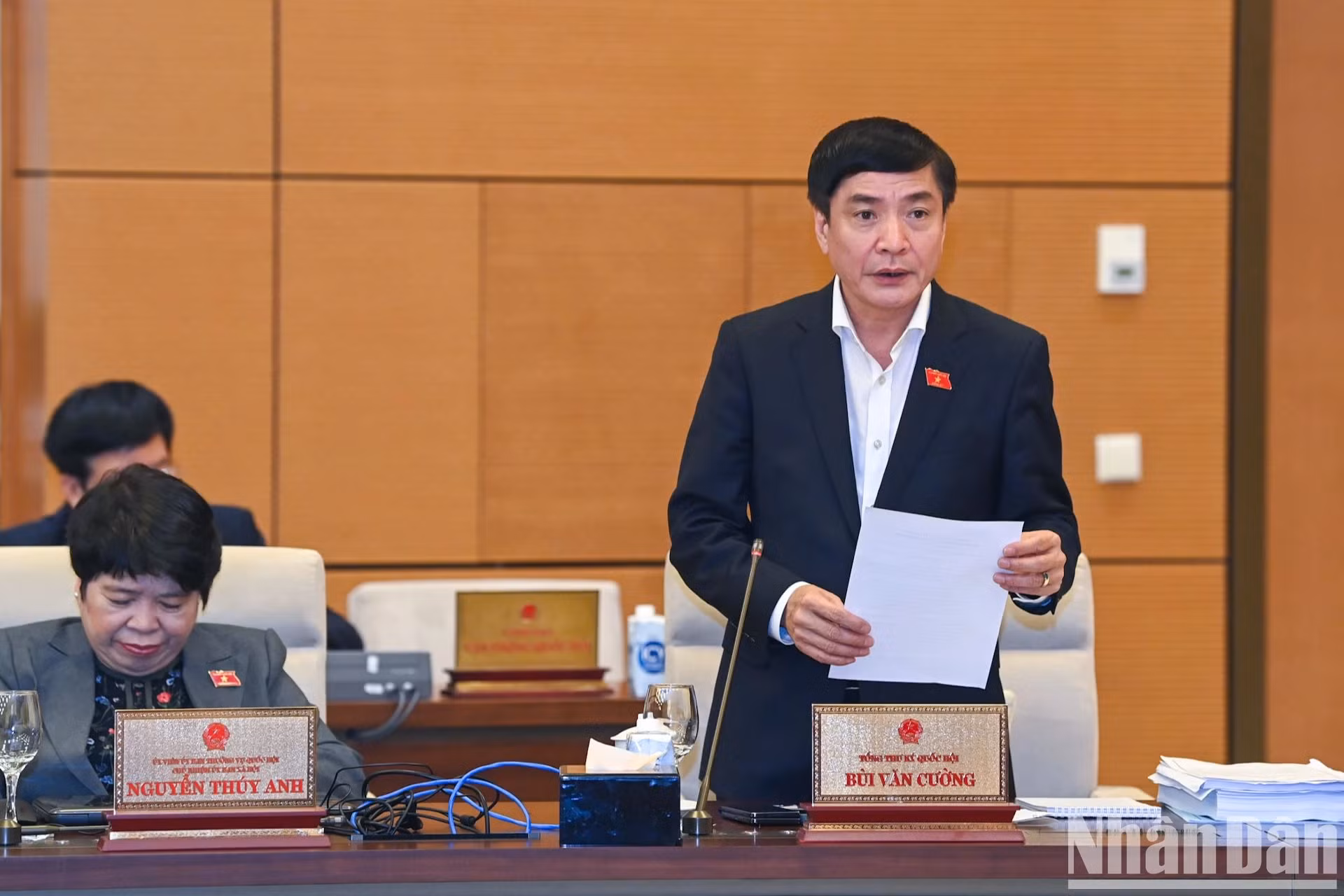 国会秘书长、国会办公厅主任裴文强发表讲话。