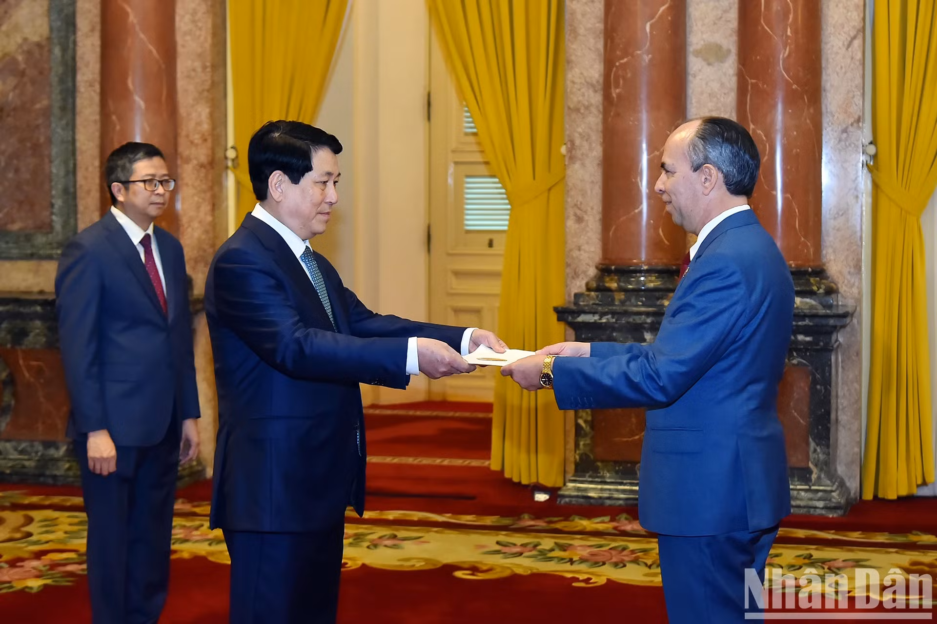 古巴驻越南大使罗赫里奥•波兰科•富恩特斯向梁强主席递交国书。